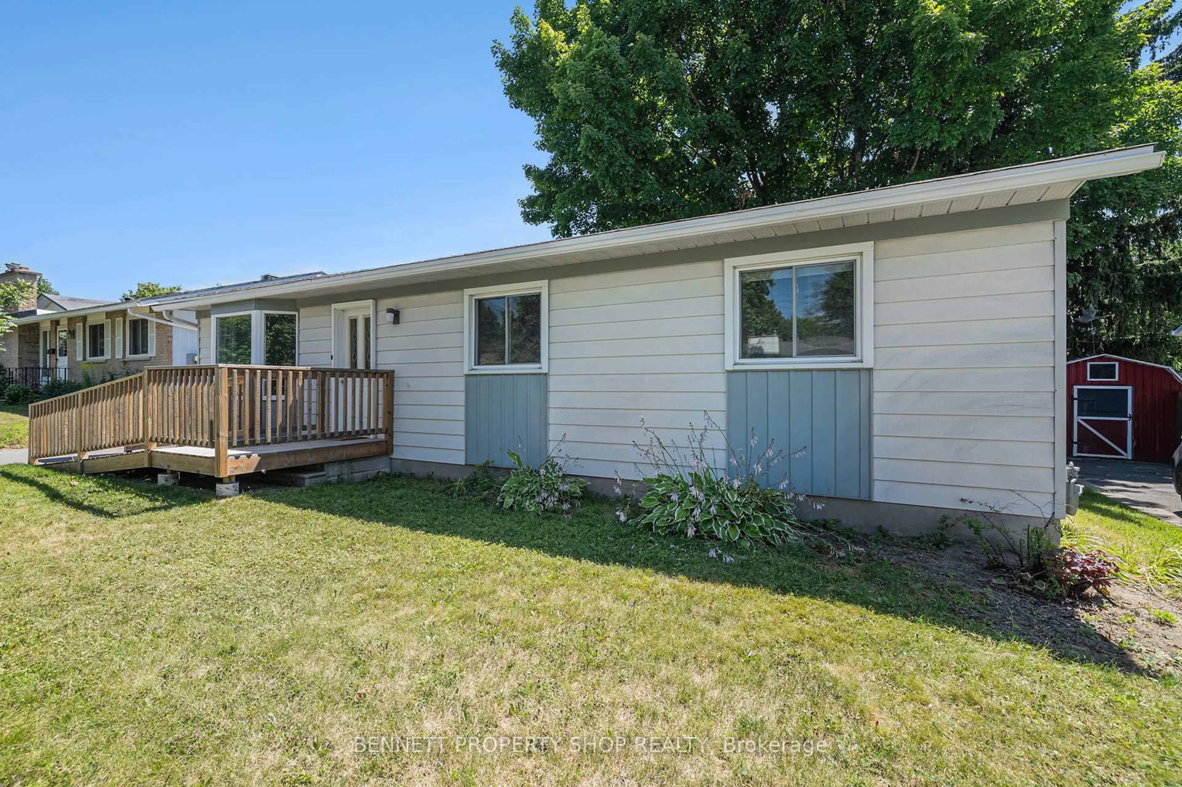 Home with vinyl exterior material, street for 118 Abbeyhill Dr, Ottawa Ontario K2L 1H2