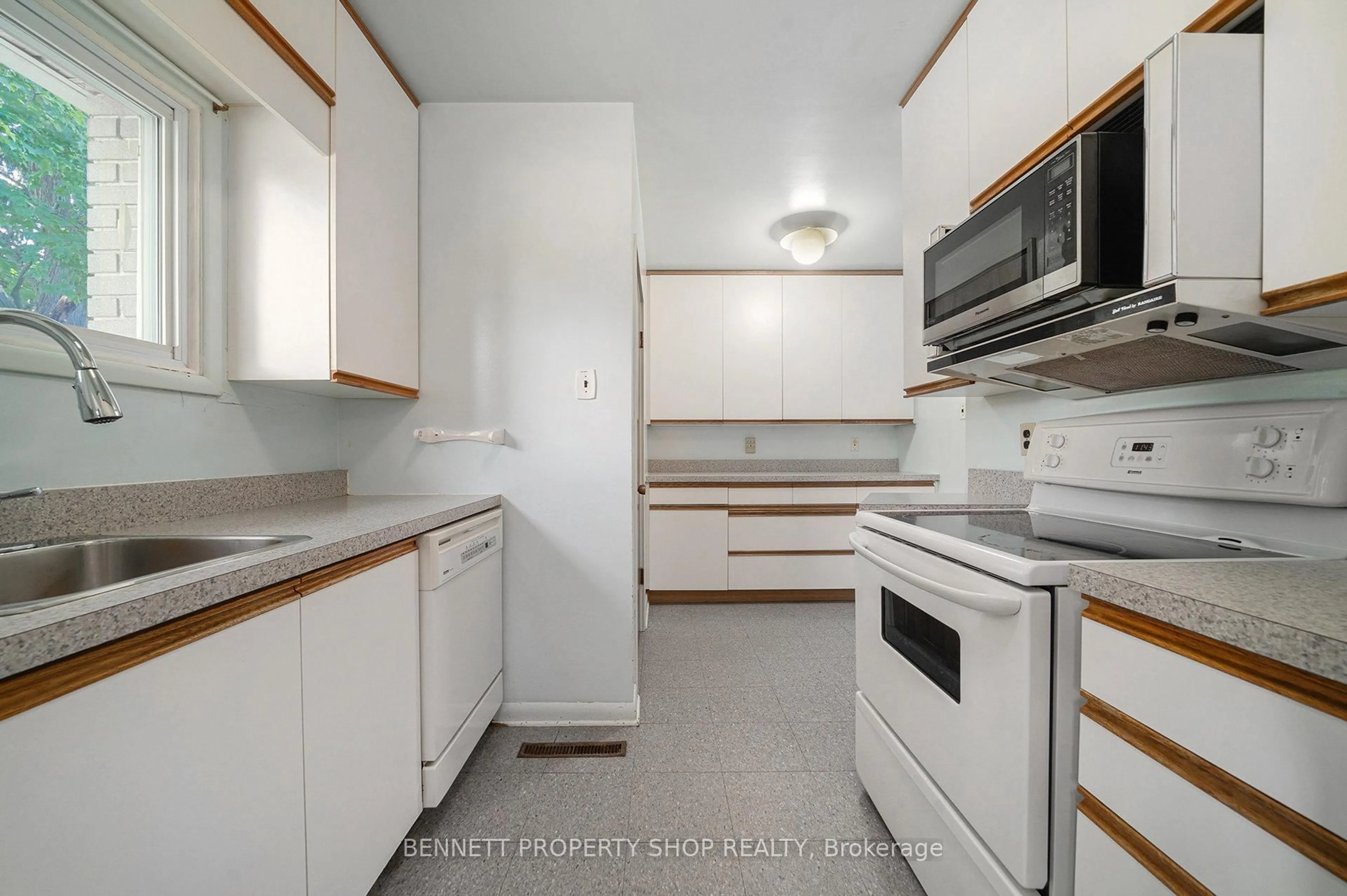 Standard kitchen, unknown for 118 Abbeyhill Dr, Ottawa Ontario K2L 1H2