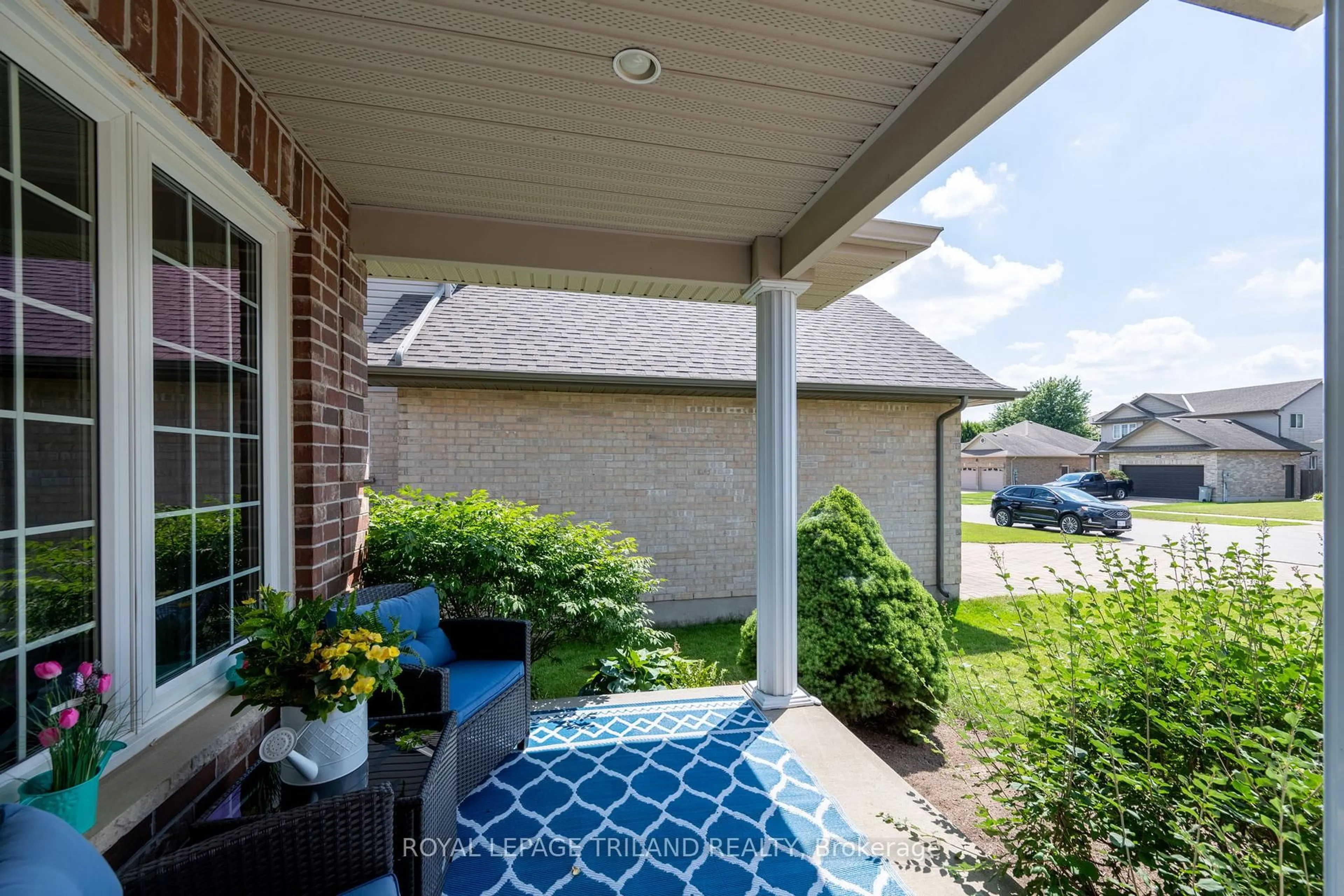 Patio, street for 131 Deborah Dr, Strathroy-Caradoc Ontario N7G 4E2