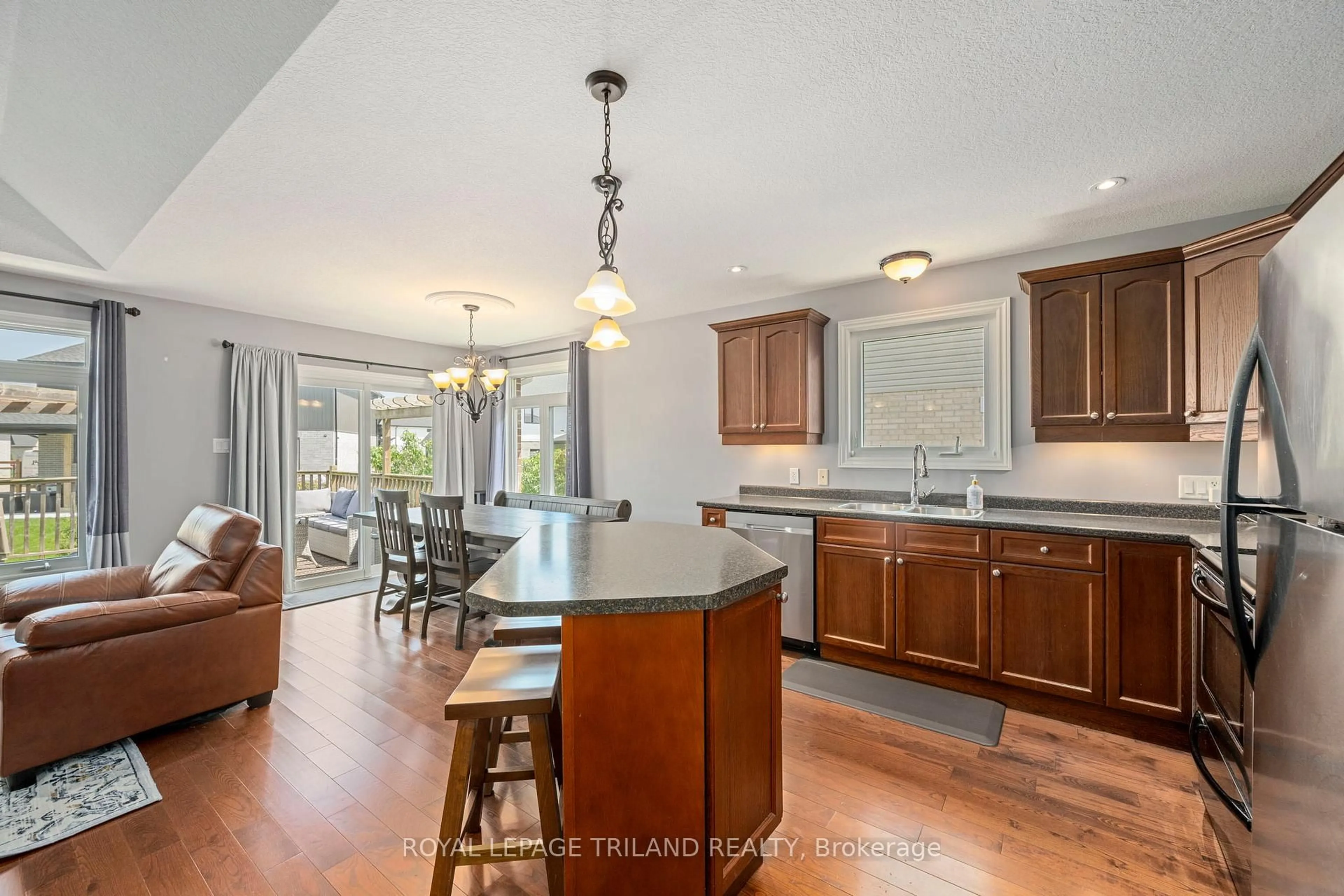 Open concept kitchen, unknown for 131 Deborah Dr, Strathroy-Caradoc Ontario N7G 4E2