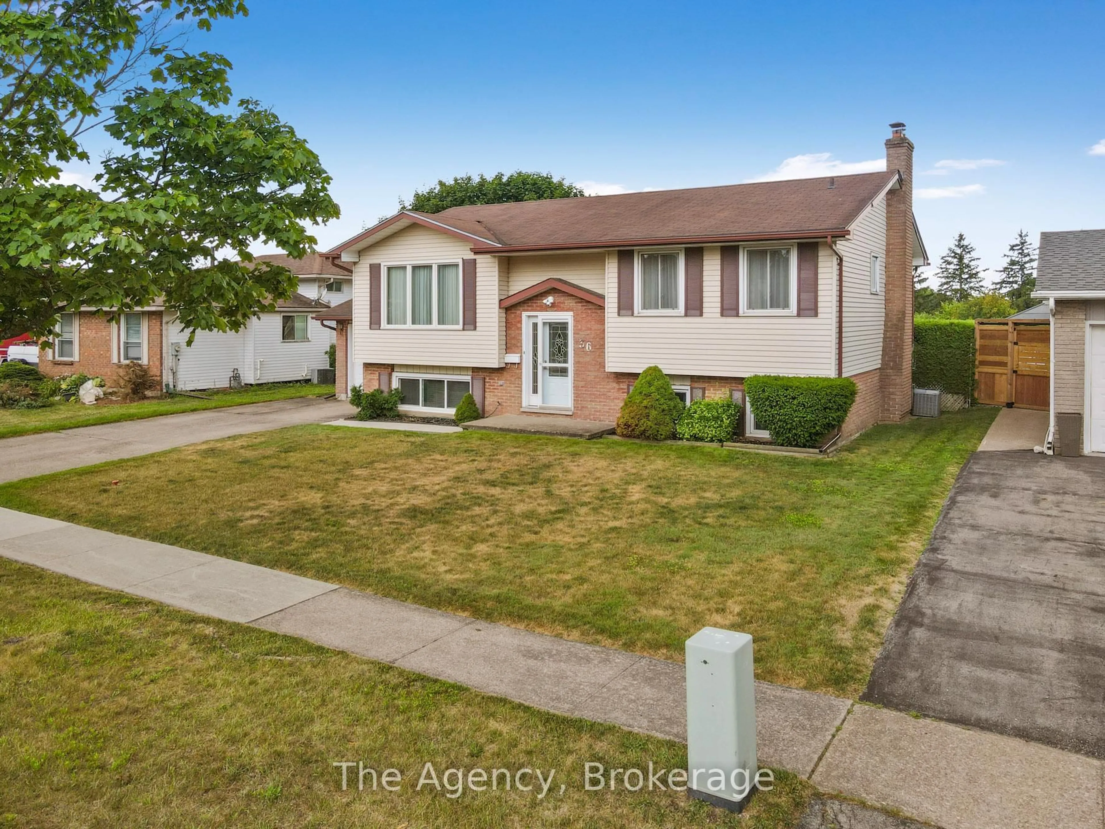 Home with vinyl exterior material, street for 36 Robert St, Welland Ontario L3B 5T9