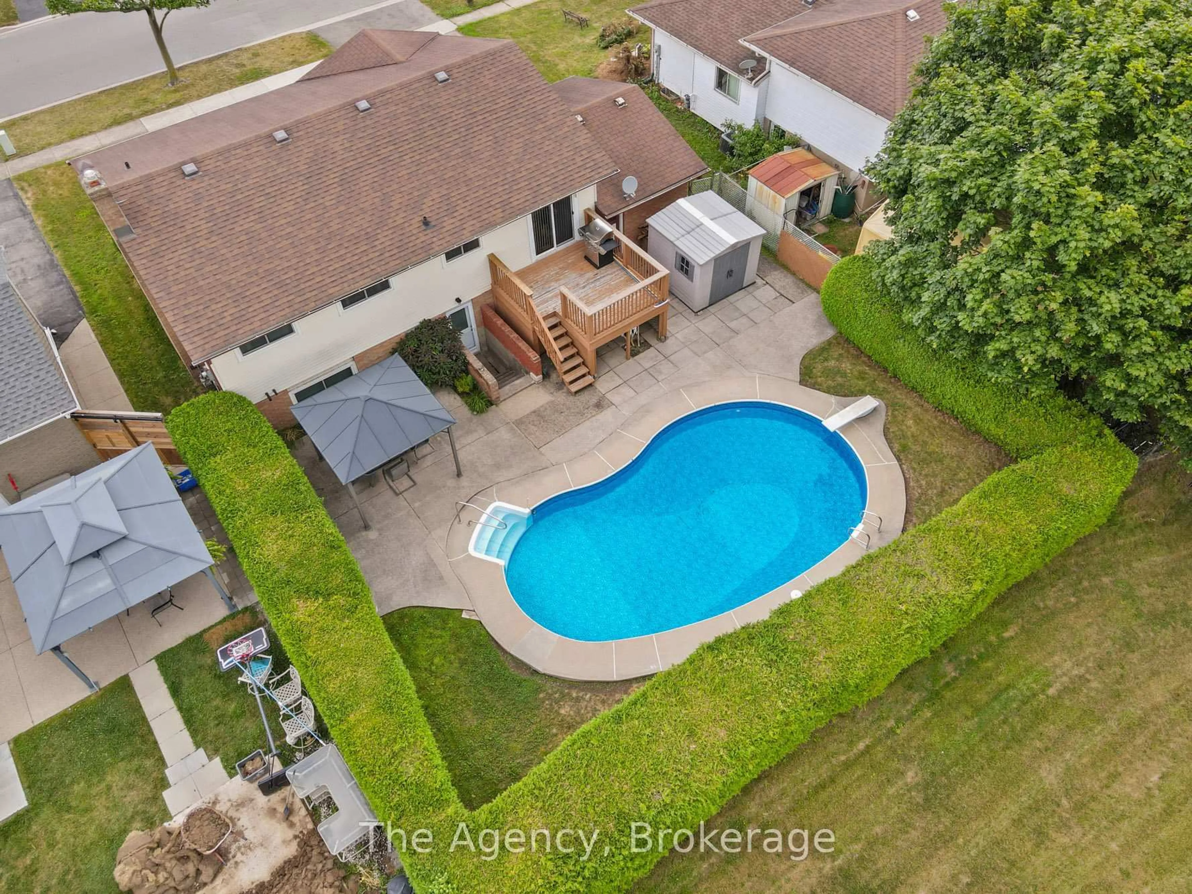 A pic from outside/outdoor area/front of a property/back of a property/a pic from drone, water/lake/river/ocean view for 36 Robert St, Welland Ontario L3B 5T9