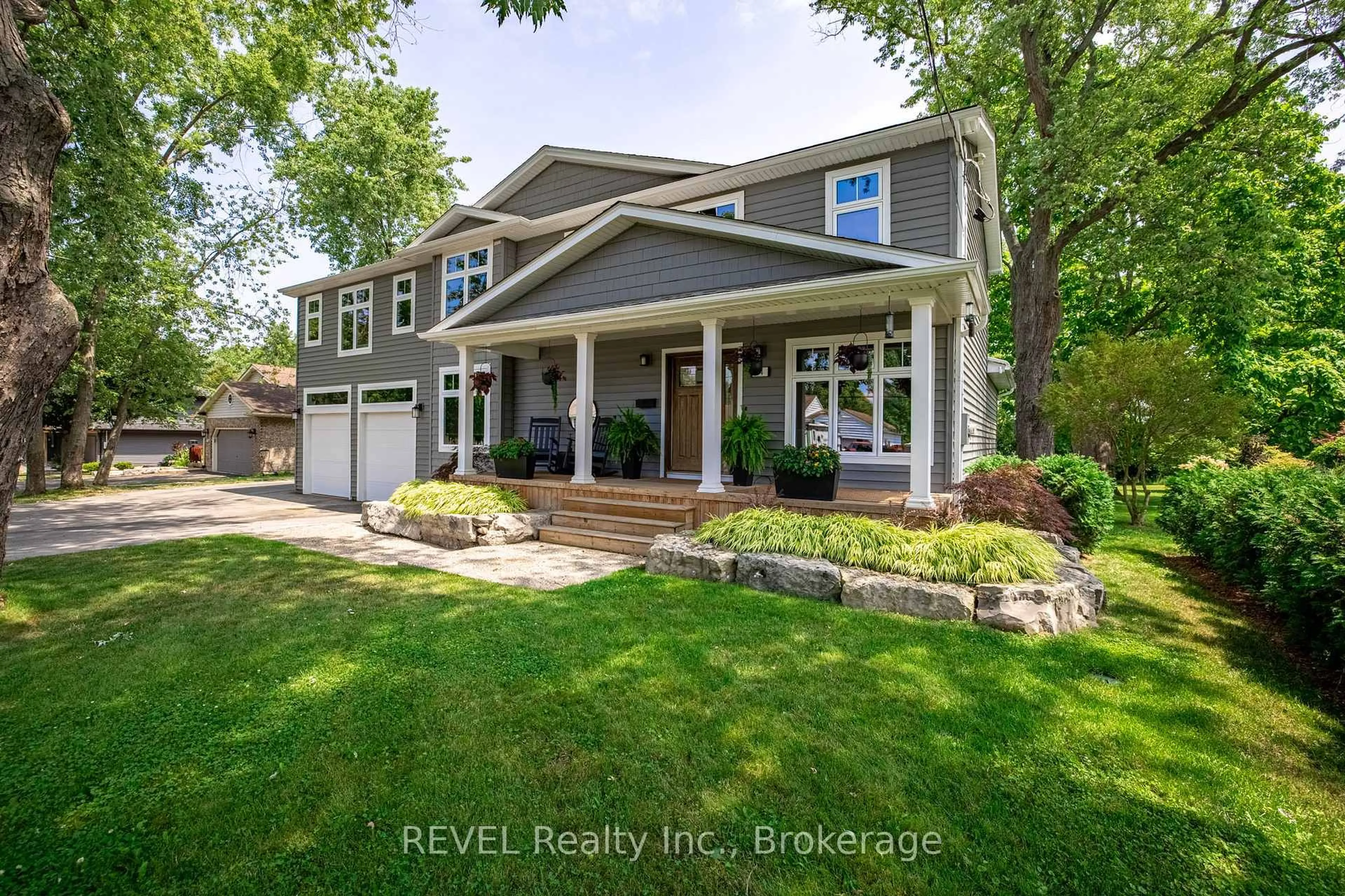 Home with vinyl exterior material, street for 74 Montgomery Rd, Welland Ontario L3C 2Y3