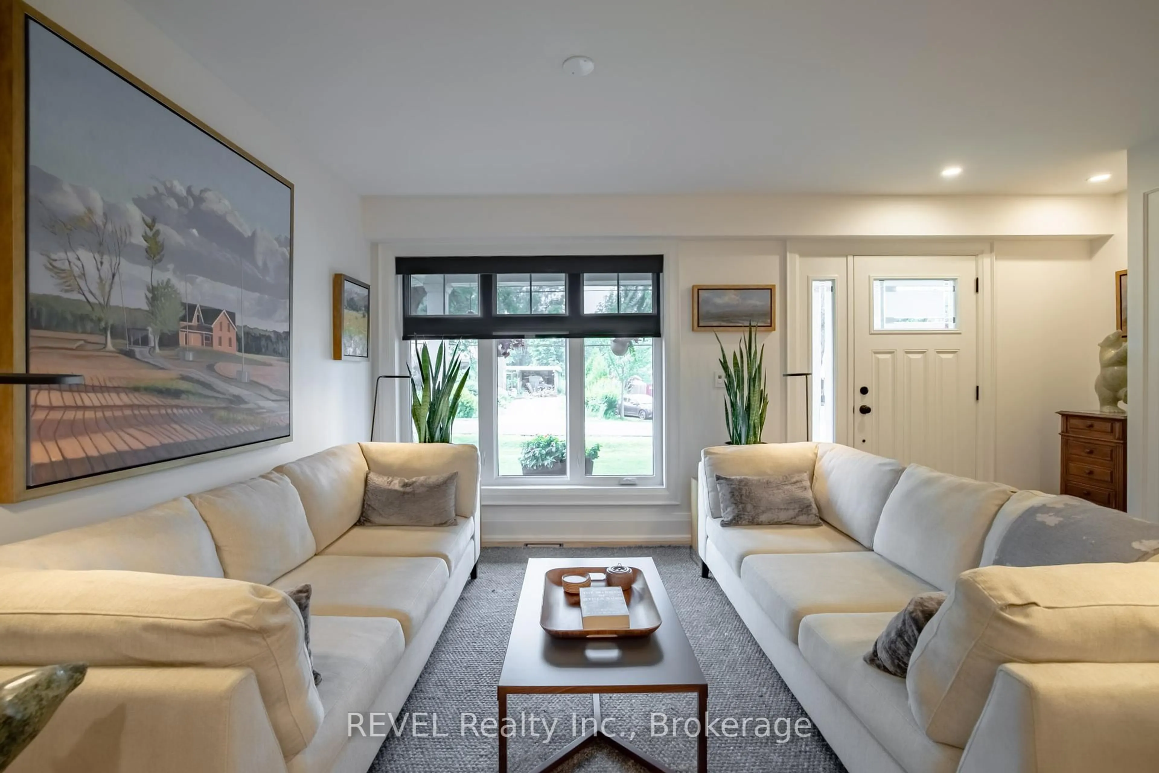 Living room with furniture, unknown for 74 Montgomery Rd, Welland Ontario L3C 2Y3