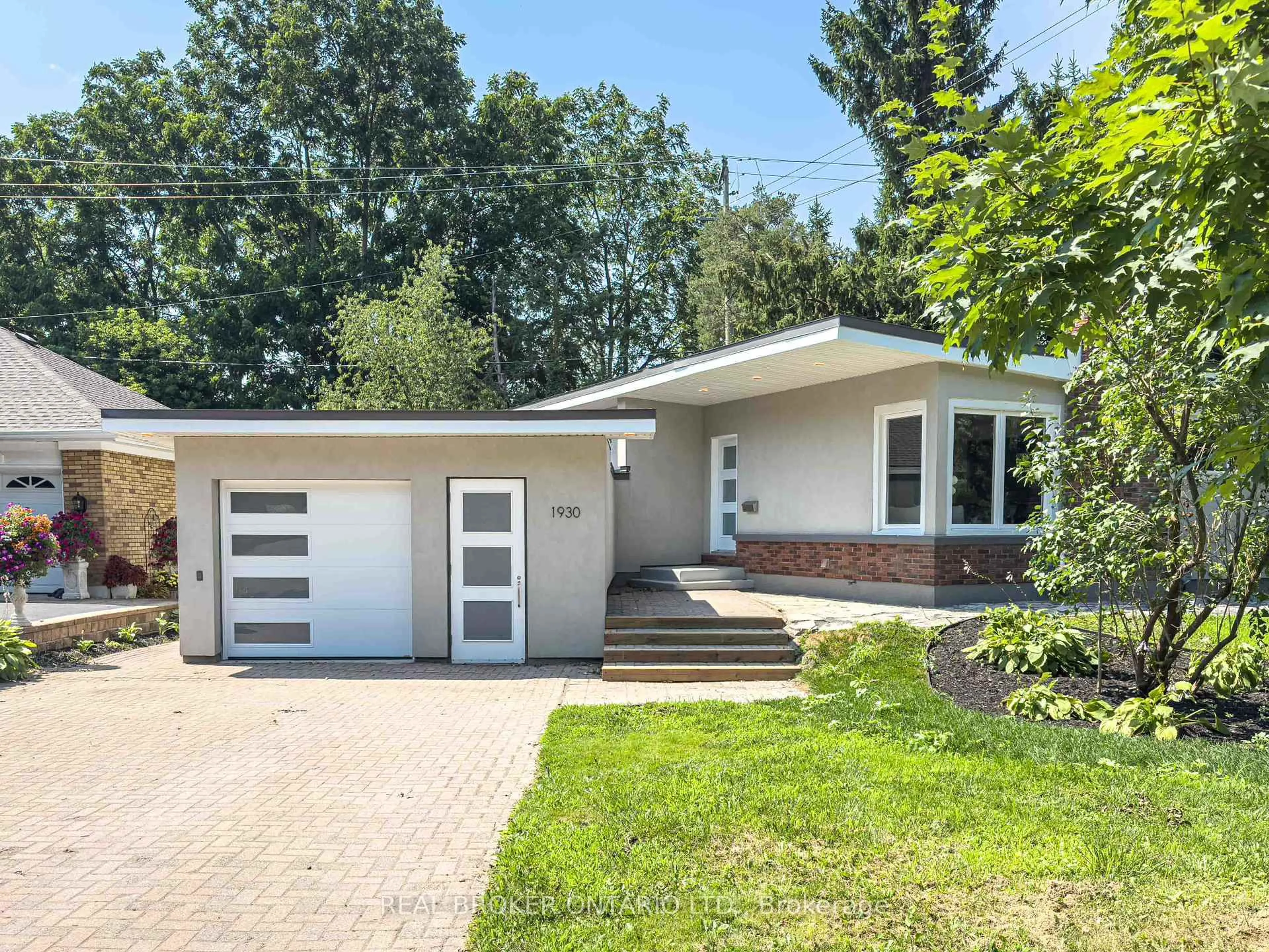 Home with vinyl exterior material, street for 1930 Norwood Ave, Ottawa Ontario K1H 5K6
