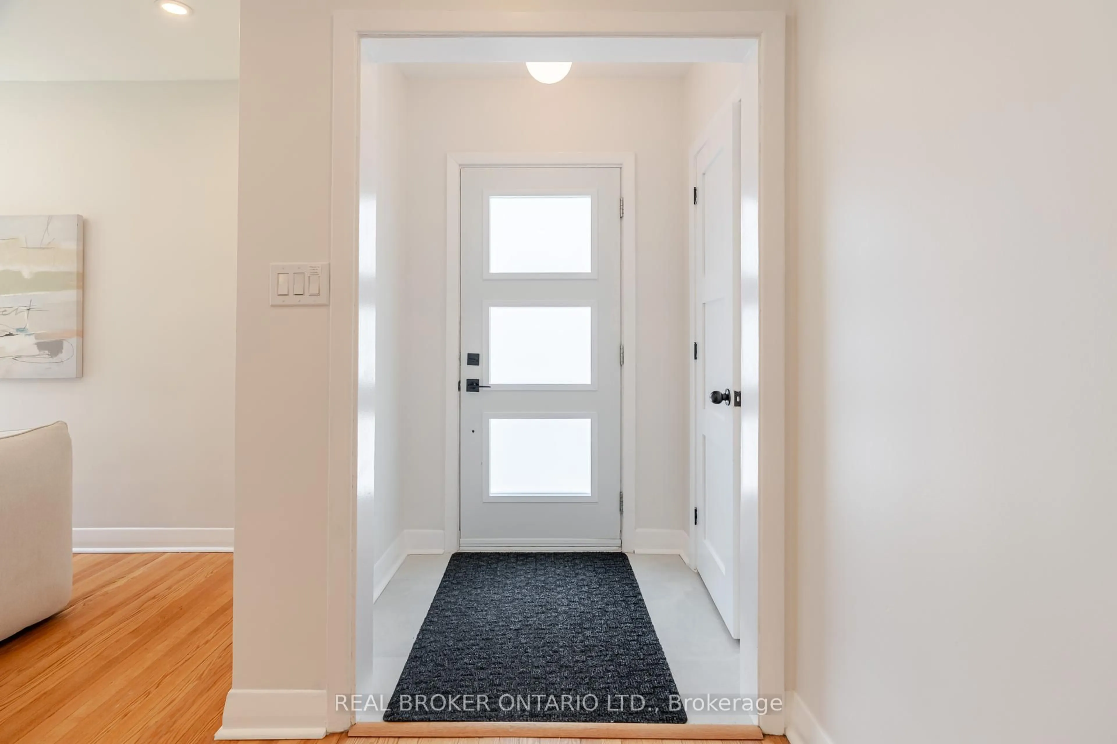 Indoor entryway for 1930 Norwood Ave, Ottawa Ontario K1H 5K6