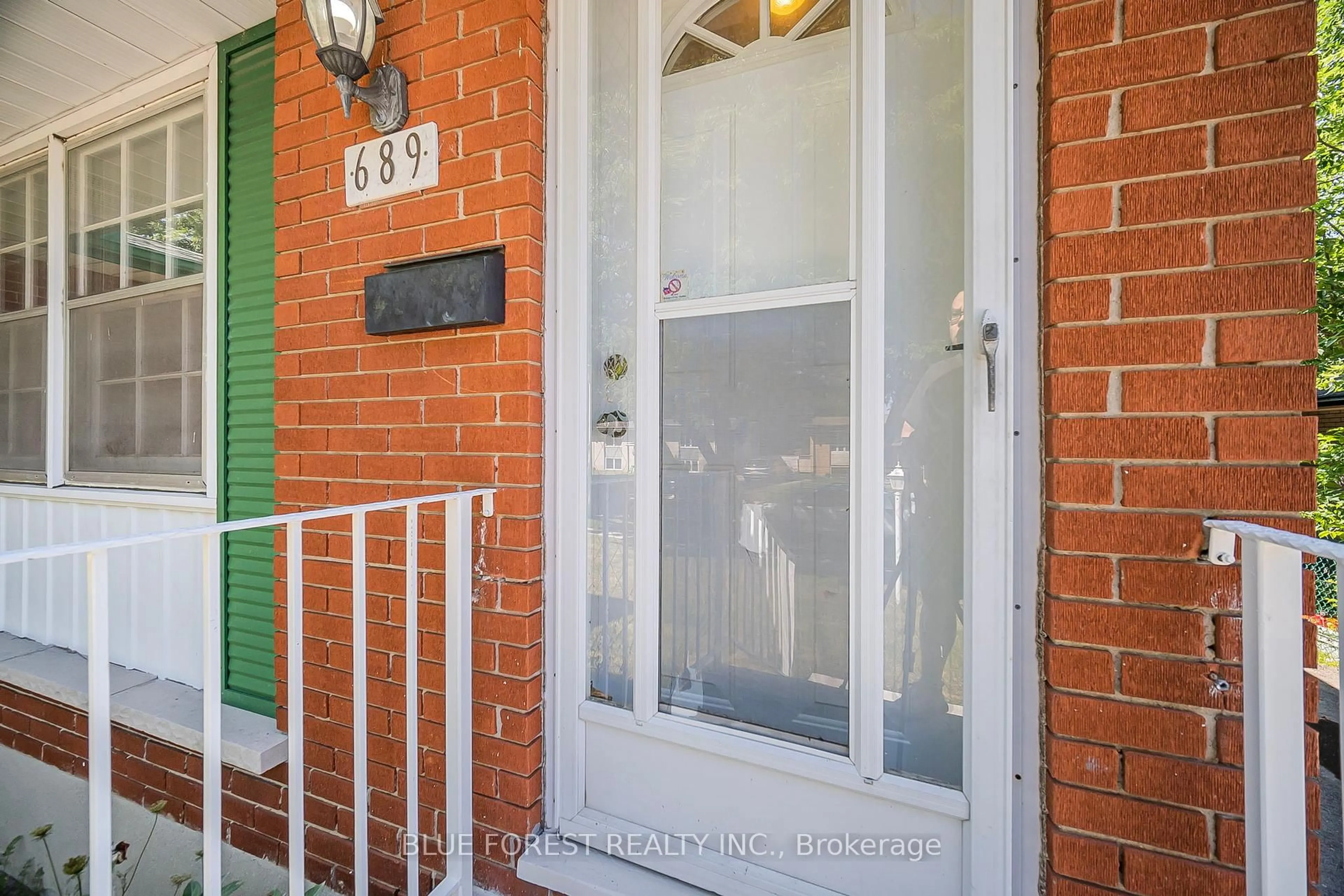 Indoor entryway for 689 Sevilla Park Pl, London East Ontario N5Y 4H9