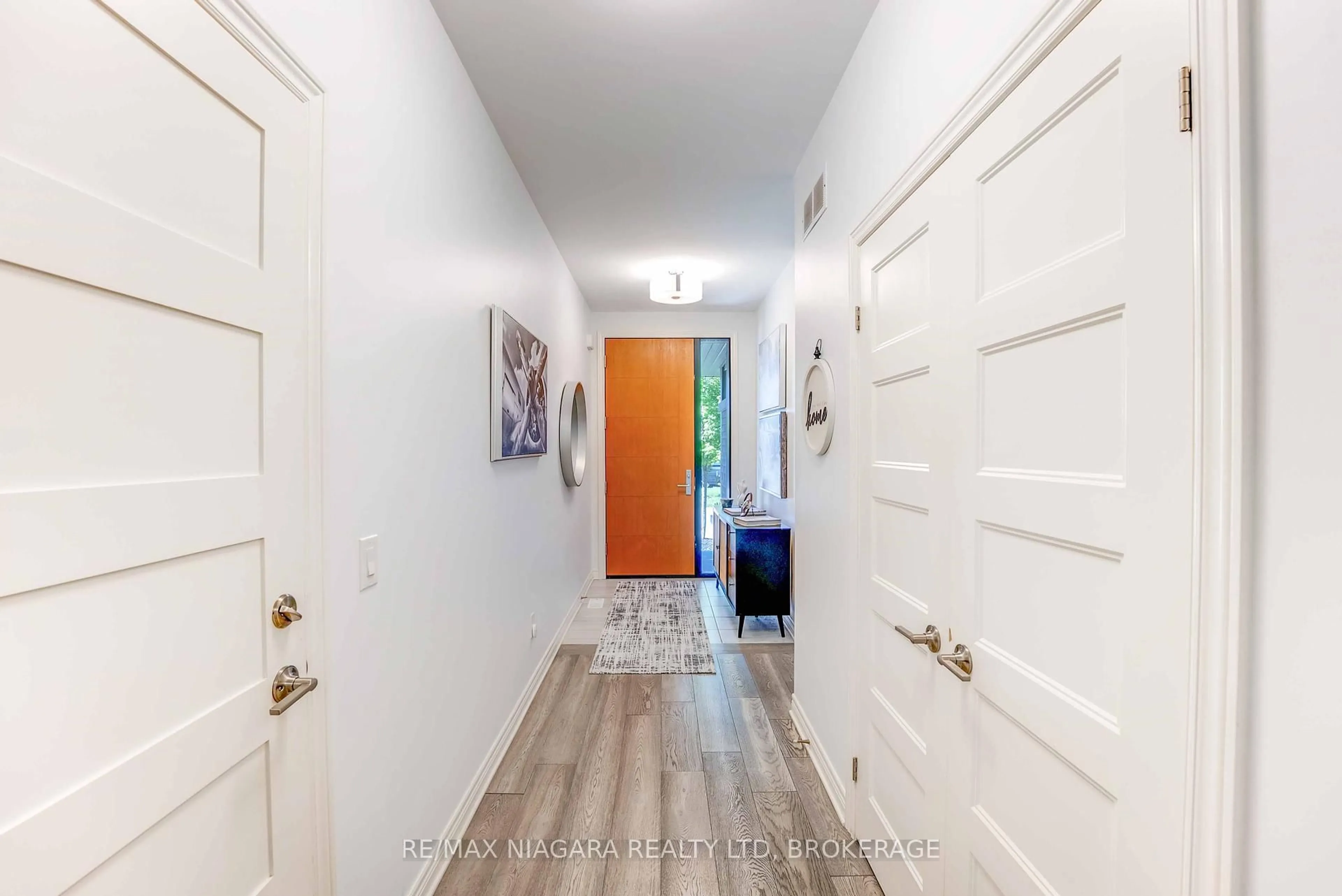 Indoor entryway for 7276 Optimist Lane #11, Niagara Falls Ontario L2E 0B3