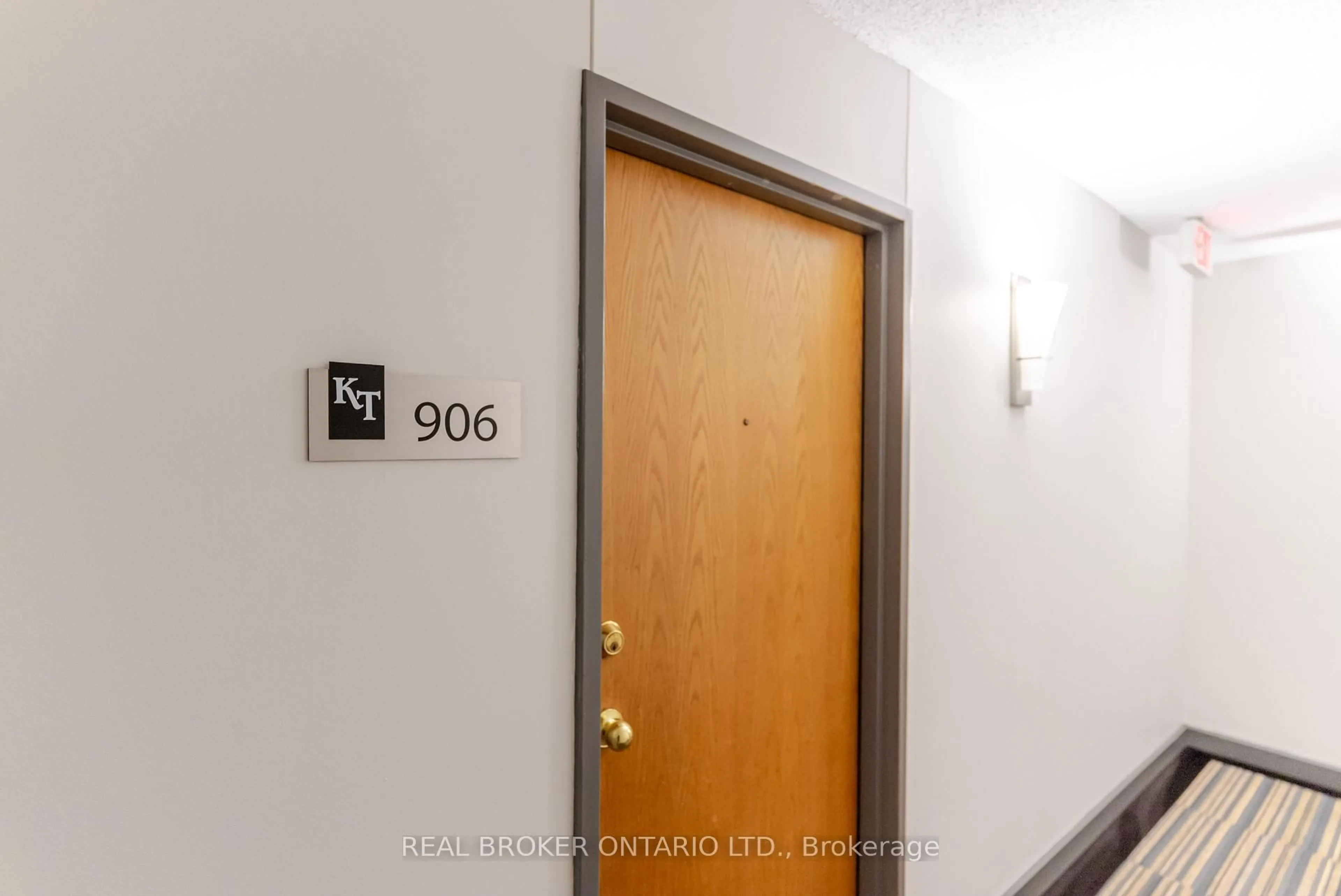 Indoor foyer for 199 Kent St #906, Ottawa Ontario K2P 2K8