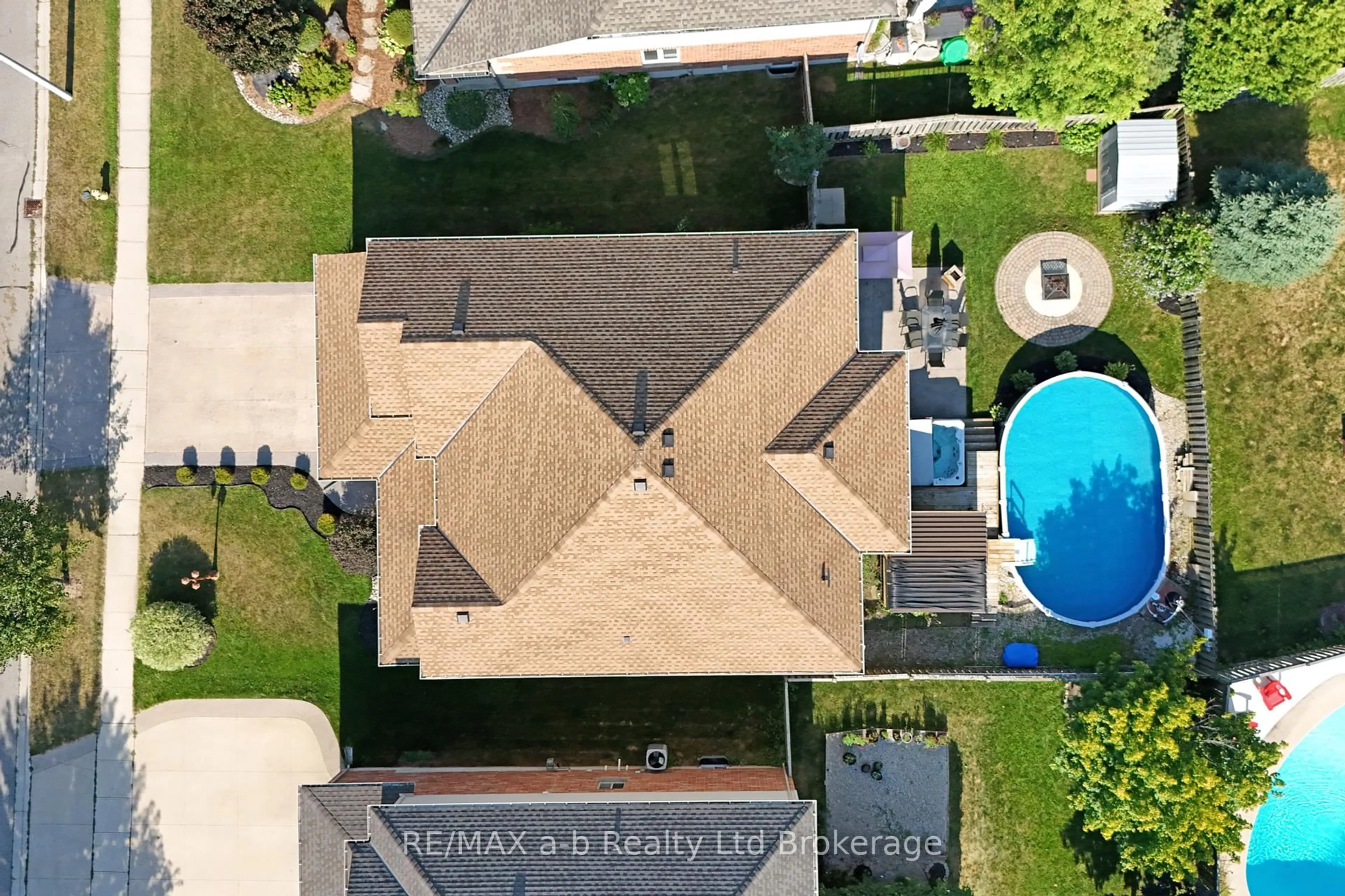 A pic from outside/outdoor area/front of a property/back of a property/a pic from drone, unknown for 842 Springbank Ave, Woodstock Ontario N4T 1T5