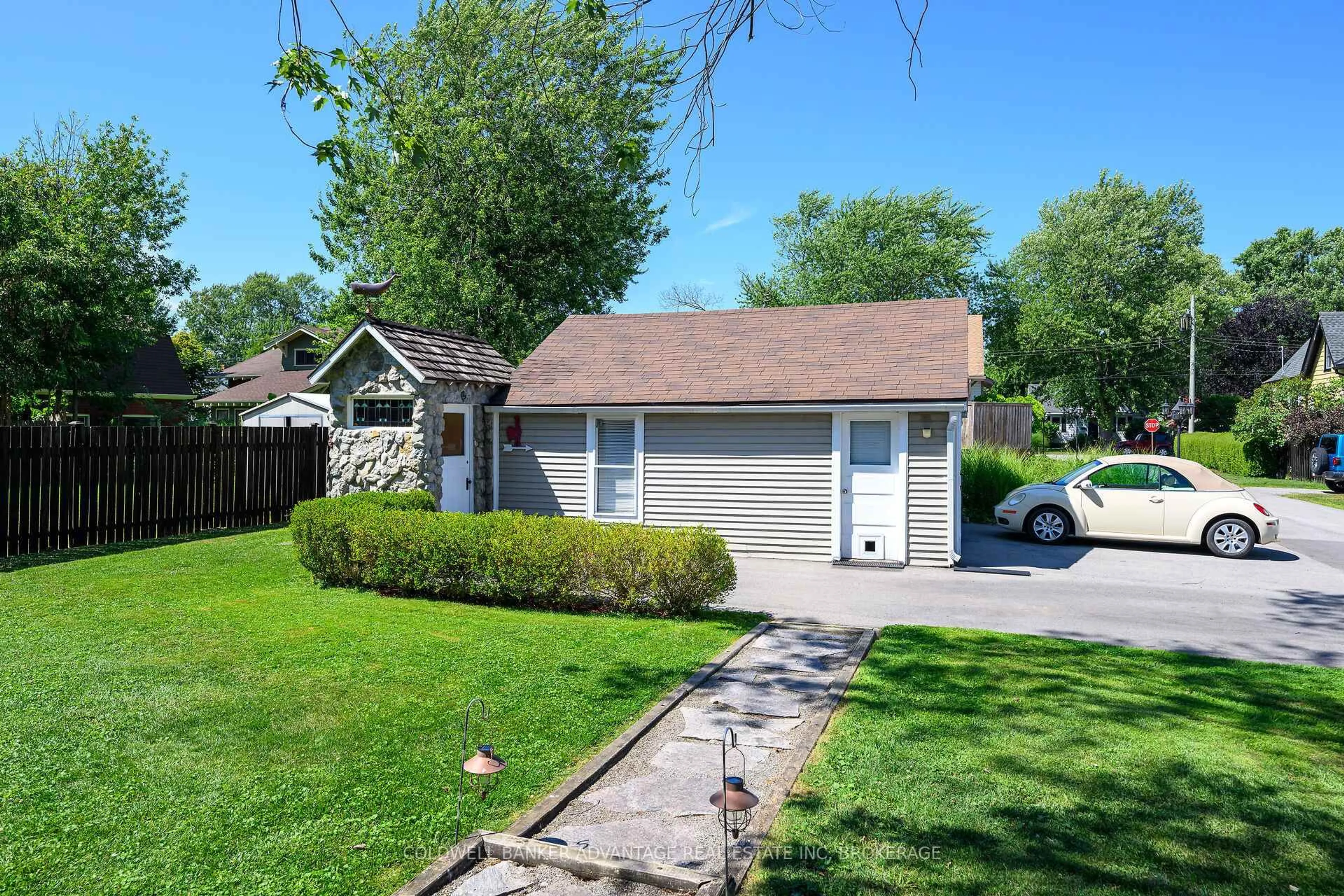 A pic from outside/outdoor area/front of a property/back of a property/a pic from drone, street for 191 Ash St, Port Colborne Ontario L3K 2W7