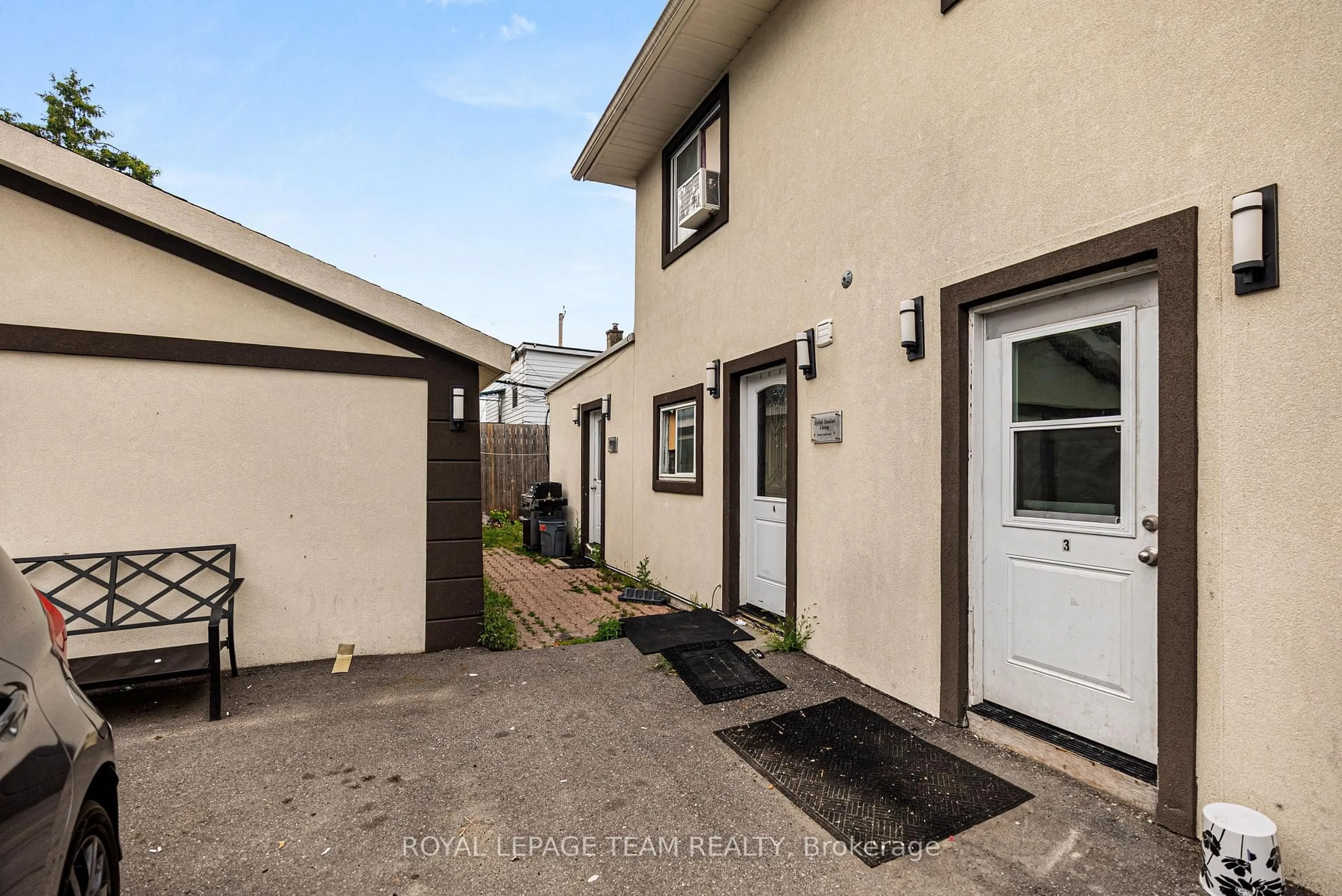 A pic from outside/outdoor area/front of a property/back of a property/a pic from drone, street for 244 Hannah St, Ottawa Ontario K1L 7N2