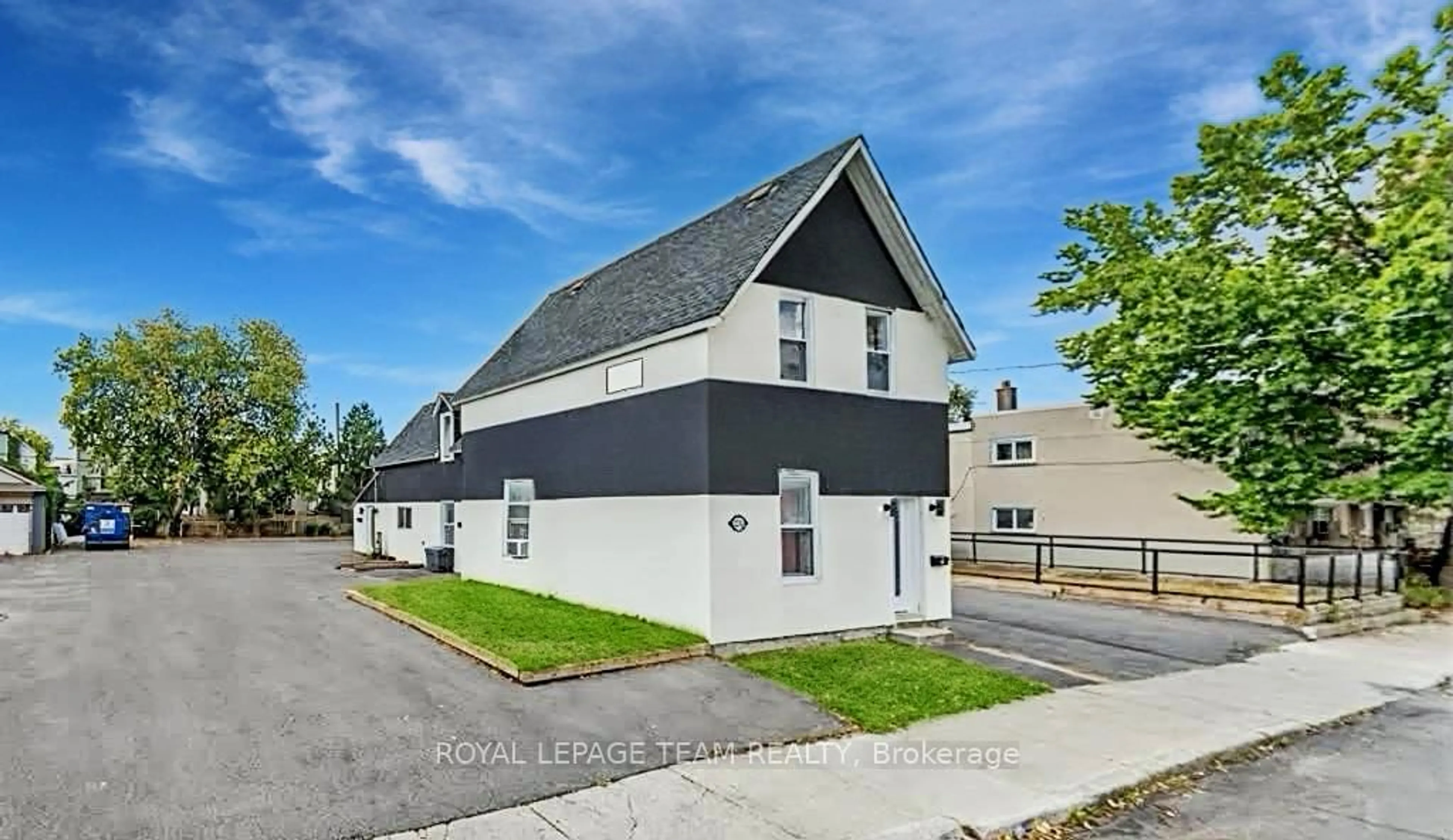 Home with vinyl exterior material, street for 250 Hannah St, Ottawa Ontario K1L 7N2