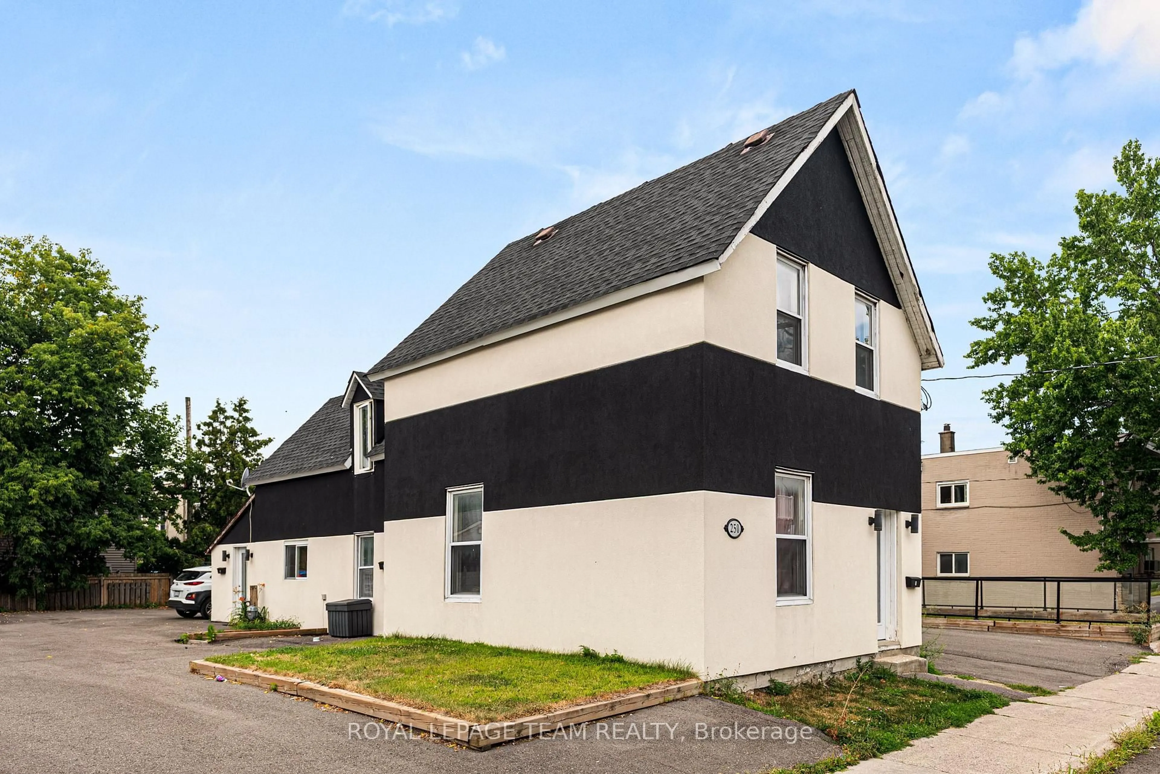Home with vinyl exterior material, street for 250 Hannah St, Ottawa Ontario K1L 7N2