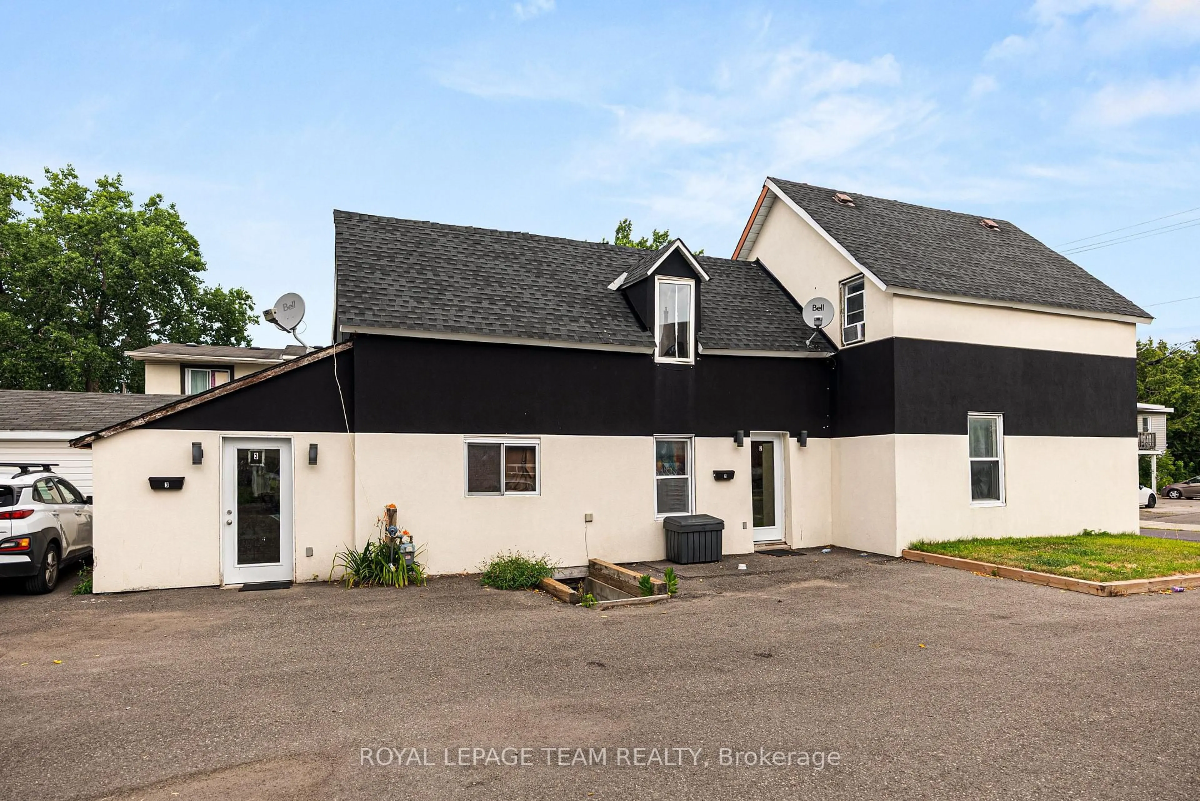 A pic from outside/outdoor area/front of a property/back of a property/a pic from drone, building for 250 Hannah St, Ottawa Ontario K1L 7N2
