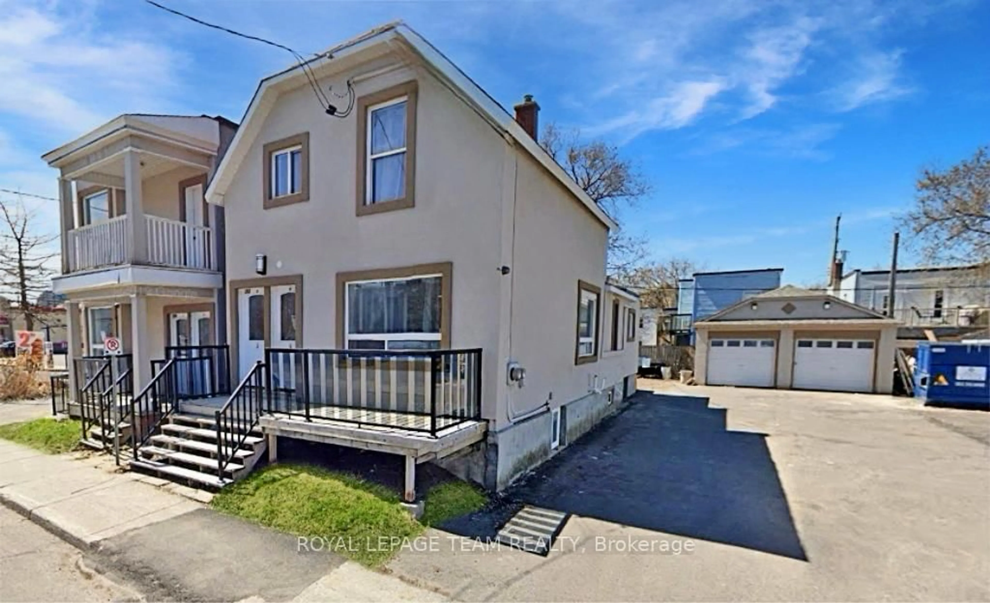 A pic from outside/outdoor area/front of a property/back of a property/a pic from drone, street for 256 Hannah St, Ottawa Ontario K1L 7N2