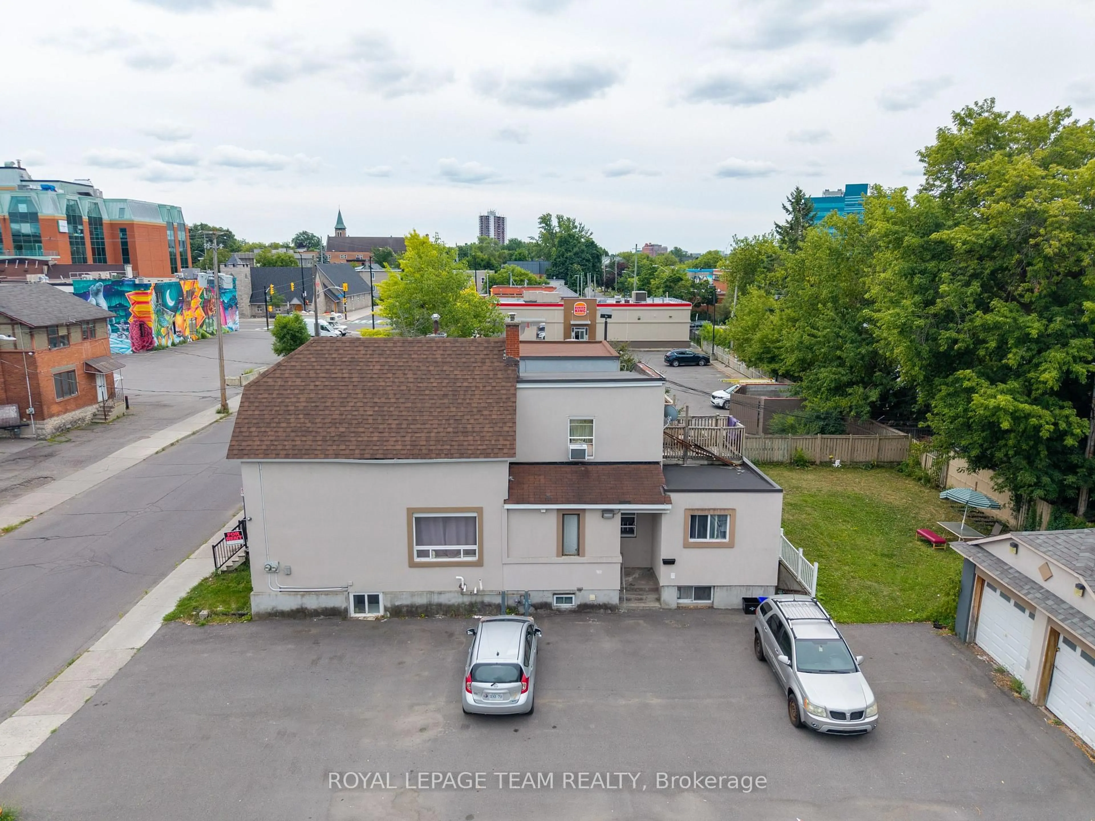 A pic from outside/outdoor area/front of a property/back of a property/a pic from drone, street for 256 Hannah St, Ottawa Ontario K1L 7N2