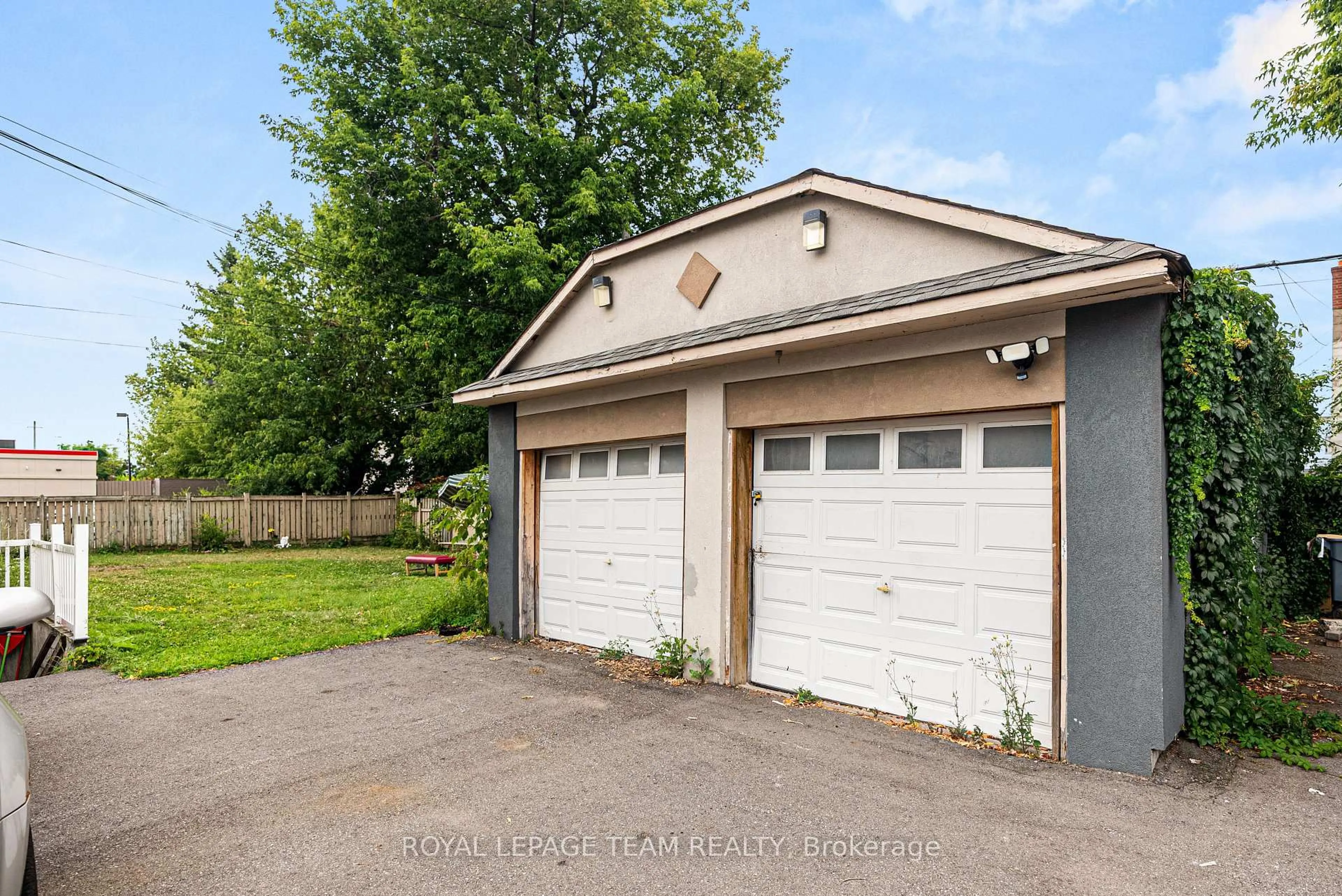 Indoor garage for 256 Hannah St, Ottawa Ontario K1L 7N2