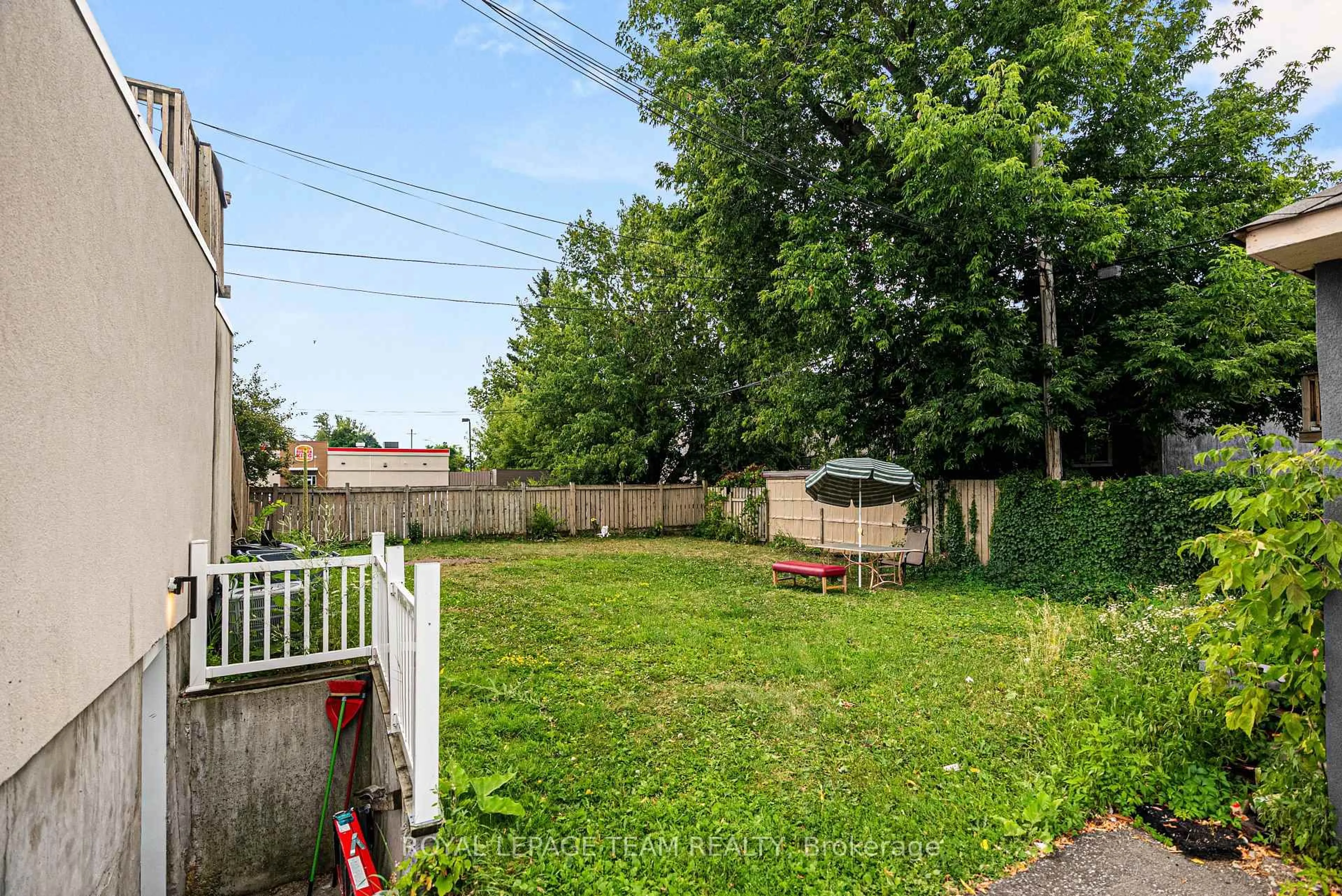 A pic from outside/outdoor area/front of a property/back of a property/a pic from drone, street for 258 Hannah St, Ottawa Ontario K1L 7N2