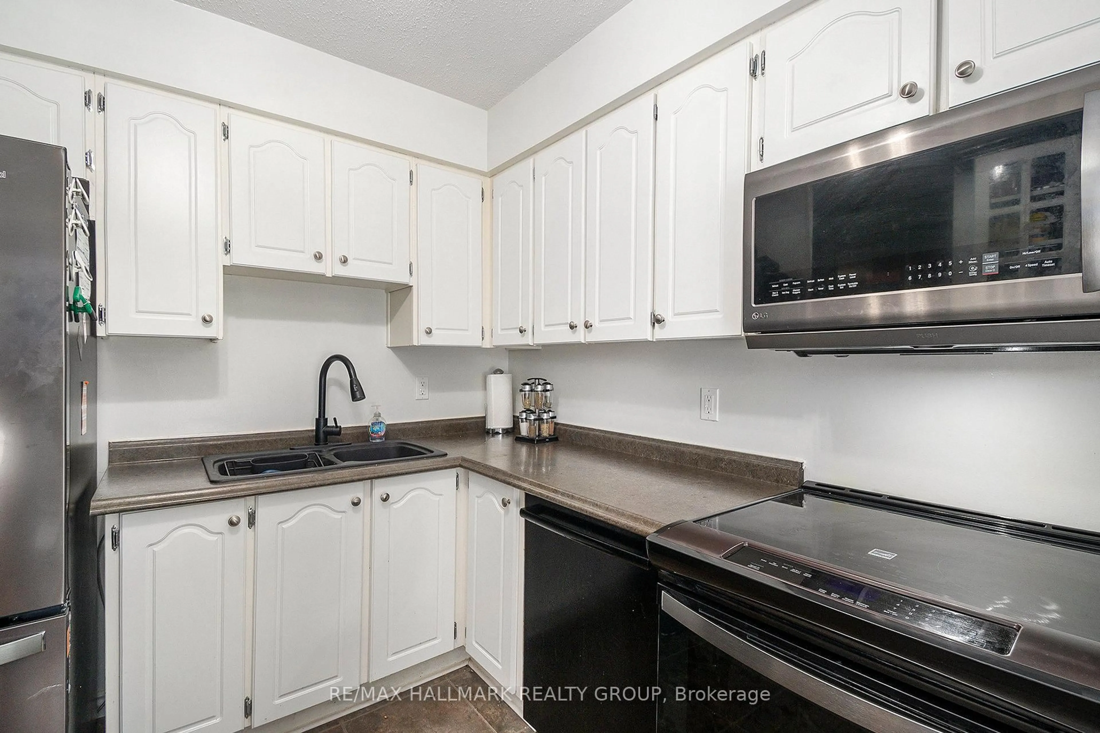 Standard kitchen, unknown for 1641 Saxony Cres, Ottawa Ontario K1B 5K8