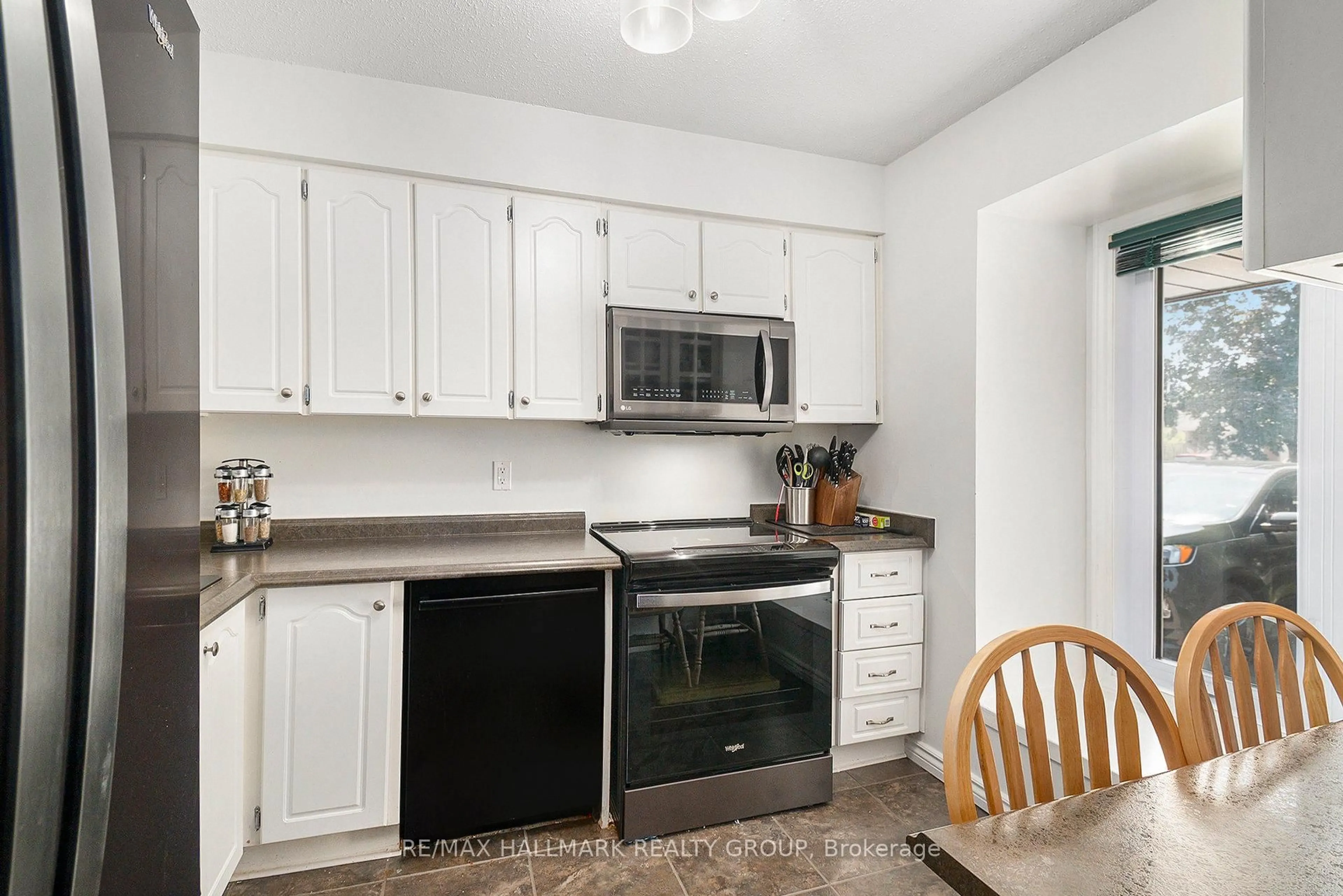 Standard kitchen, unknown for 1641 Saxony Cres, Ottawa Ontario K1B 5K8