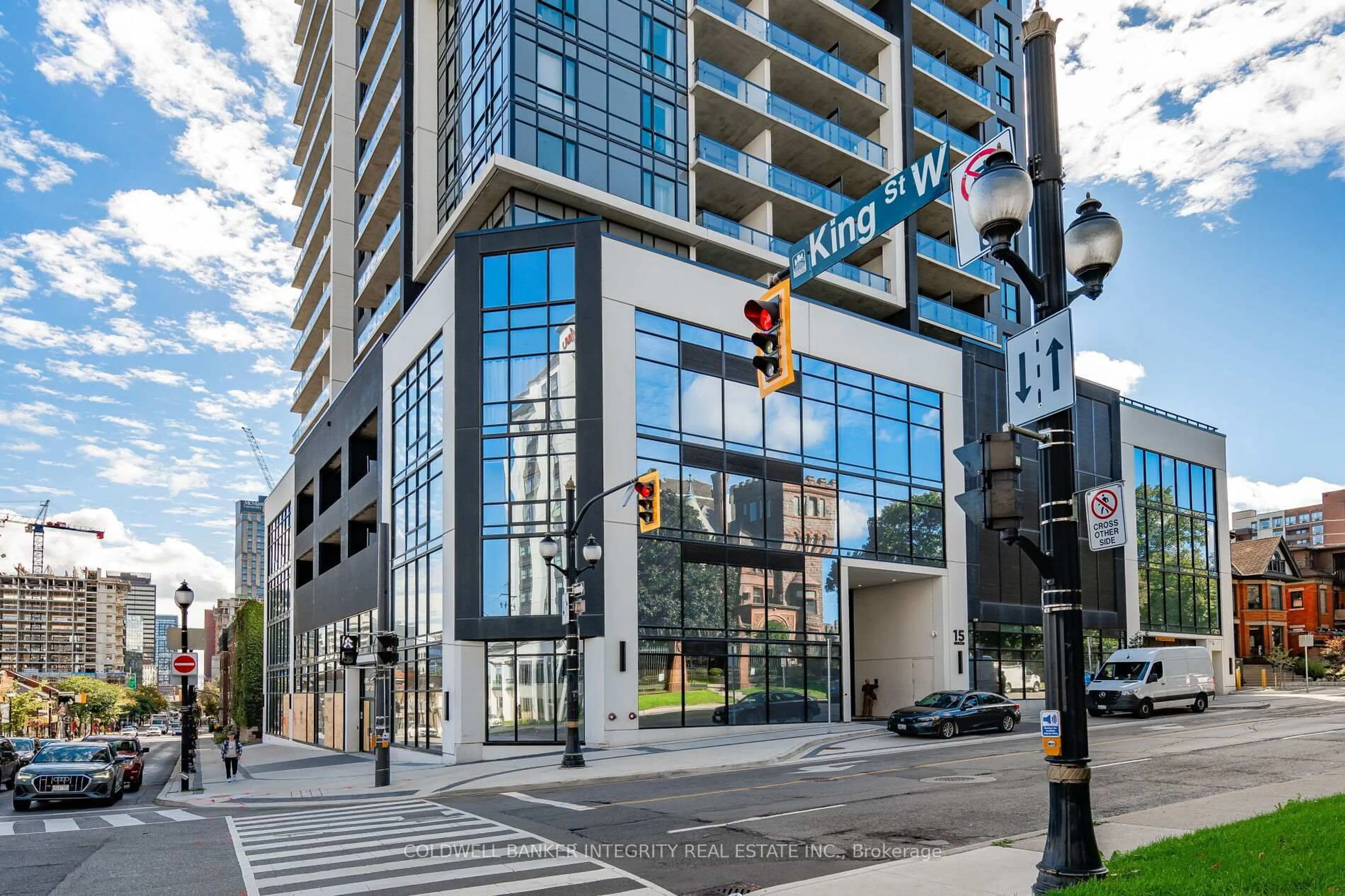 Indoor foyer for 15 Queen St #1414, Hamilton Ontario L8P 3R6