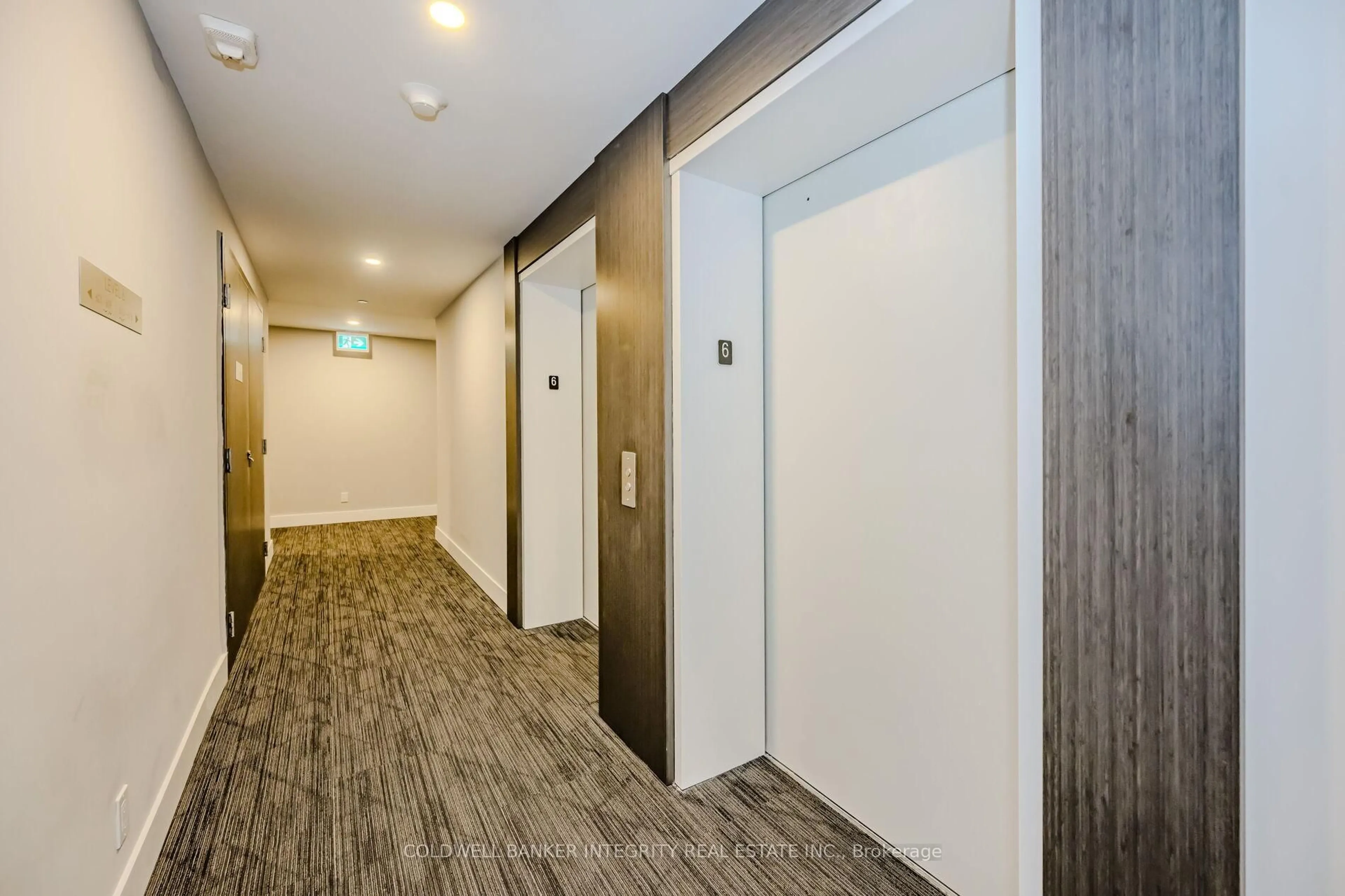 Indoor foyer for 15 Queen St #1414, Hamilton Ontario L8P 3R6