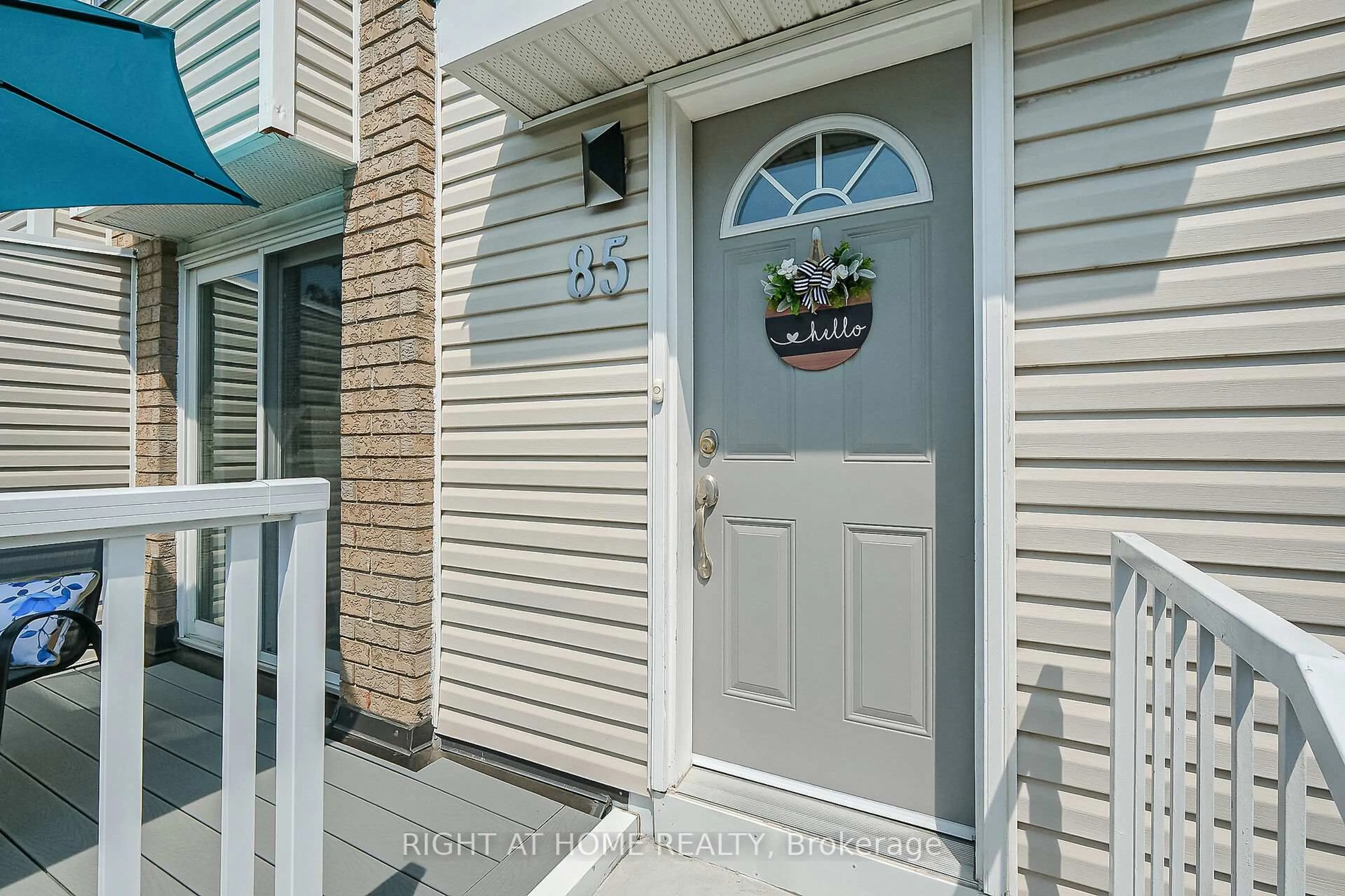Indoor entryway for 85 Thornbury Cres, Ottawa Ontario K2G 6C4