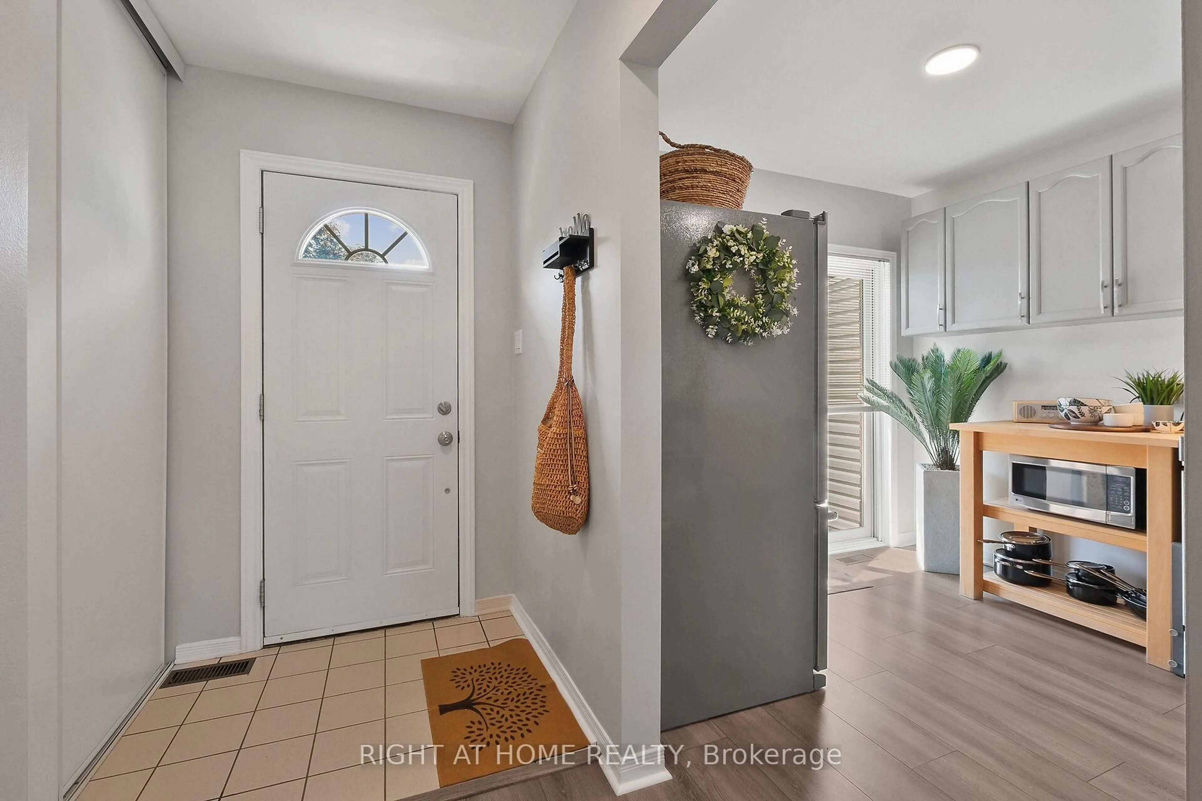 Indoor entryway for 85 Thornbury Cres, Ottawa Ontario K2G 6C4