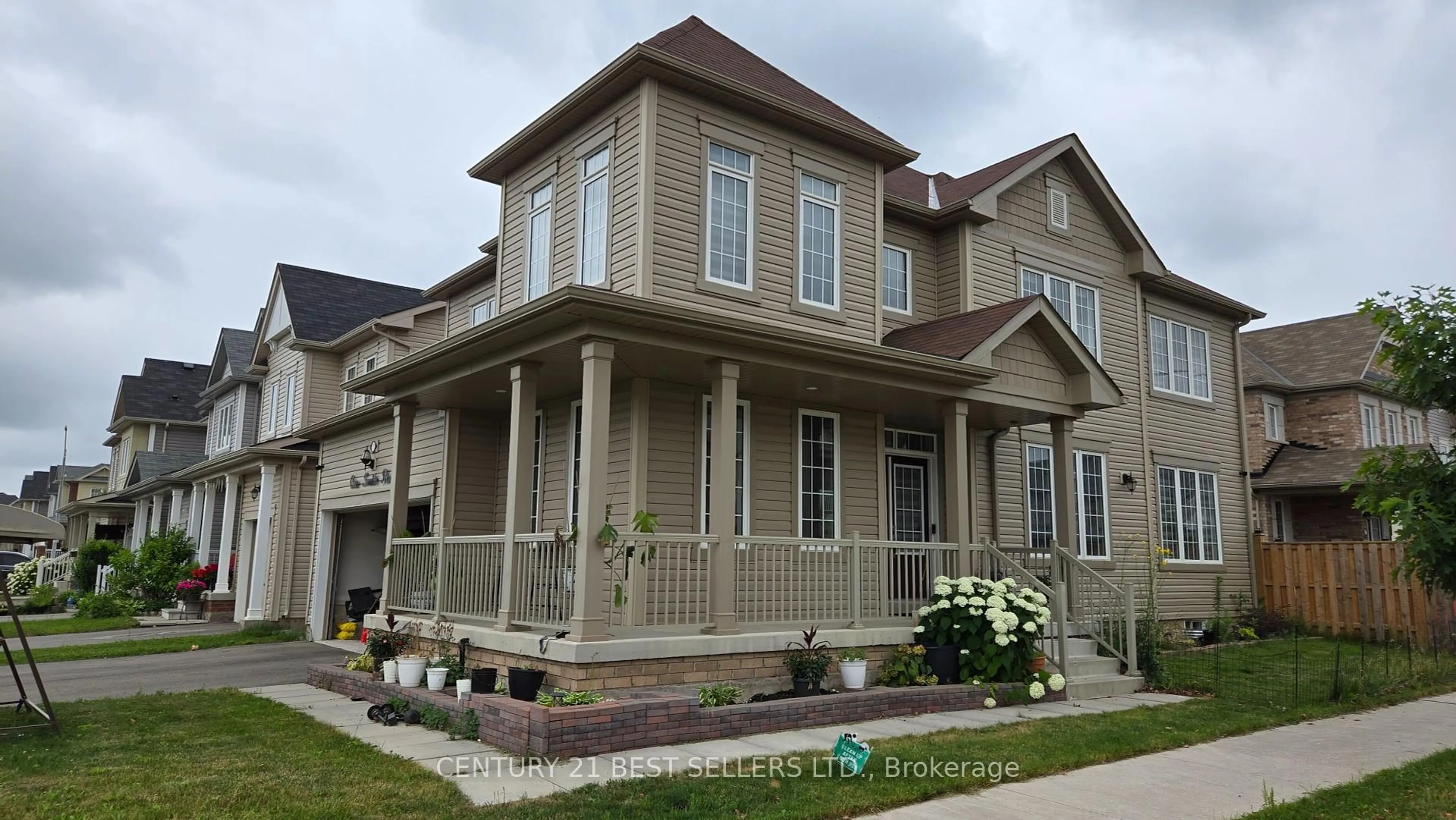 Home with vinyl exterior material, street for 1 Smith Rd, Thorold Ontario L3B 0E9