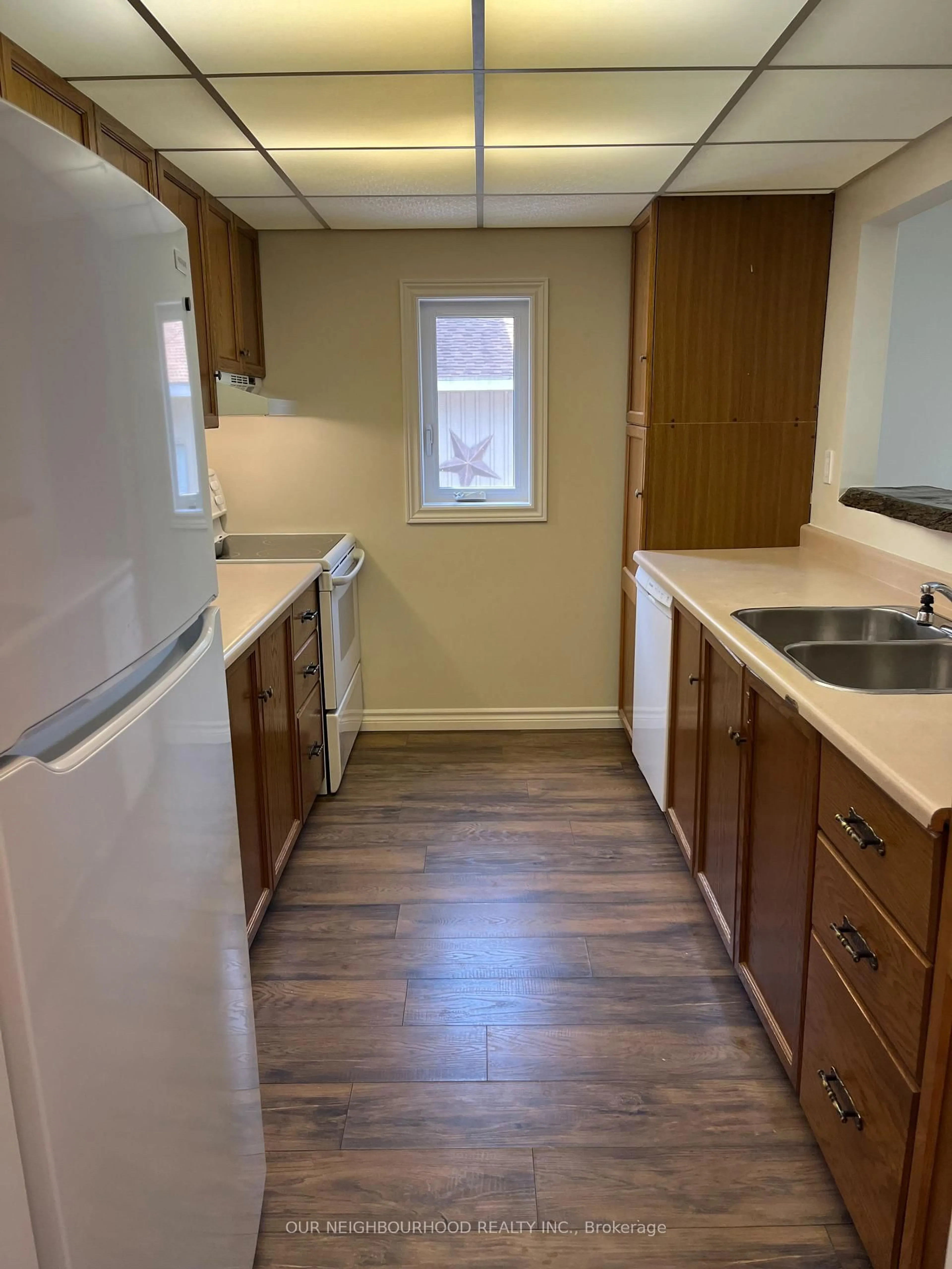 Standard kitchen, wood/laminate floor for 72 Lakeshore Rd, Limoges Ontario K0K 2M0