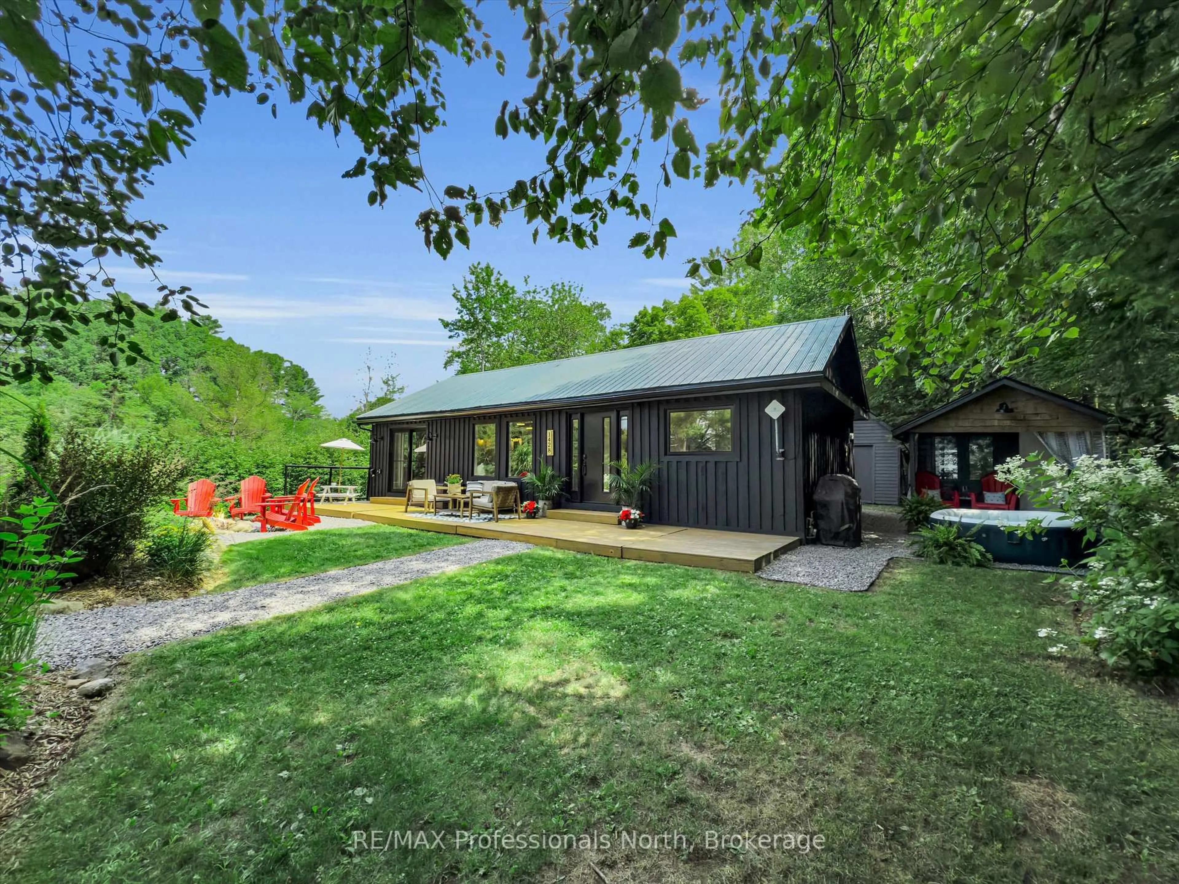 A pic from outside/outdoor area/front of a property/back of a property/a pic from drone, unknown for 1428 Echo Lake Rd, Lake of Bays Ontario P0B 1A0