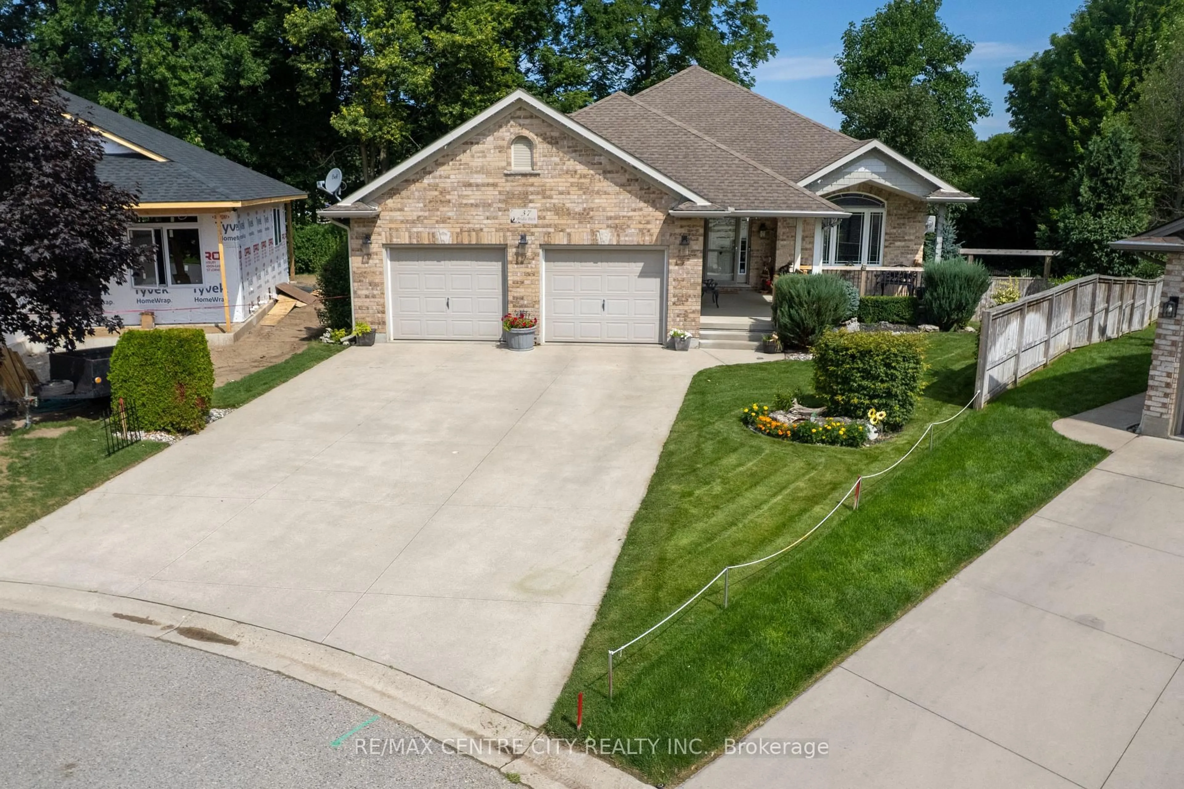 A pic from outside/outdoor area/front of a property/back of a property/a pic from drone, street for 37 BRIDLE Path, Strathroy-Caradoc Ontario N7G 4K4