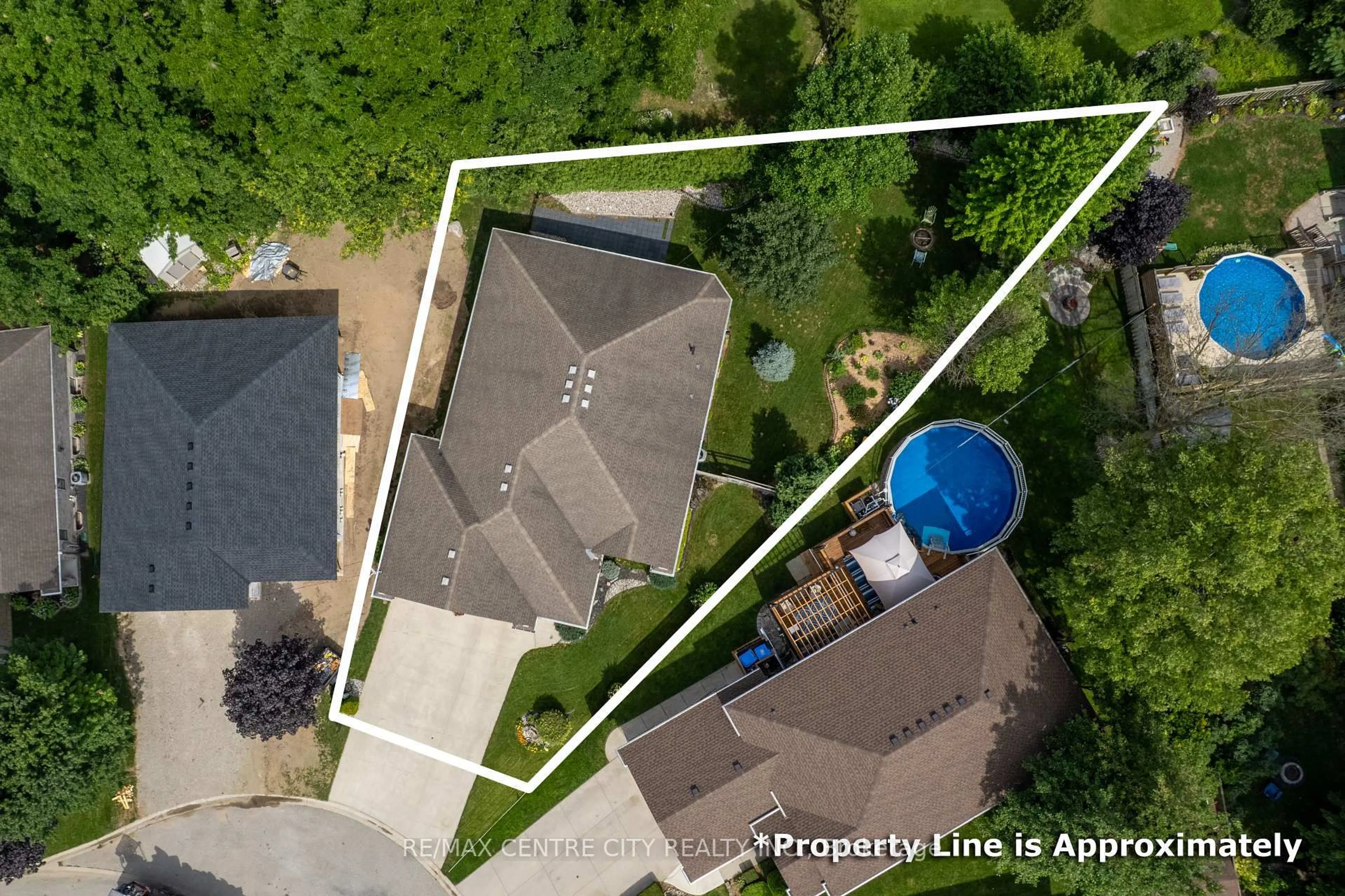 A pic from outside/outdoor area/front of a property/back of a property/a pic from drone, street for 37 BRIDLE Path, Strathroy-Caradoc Ontario N7G 4K4