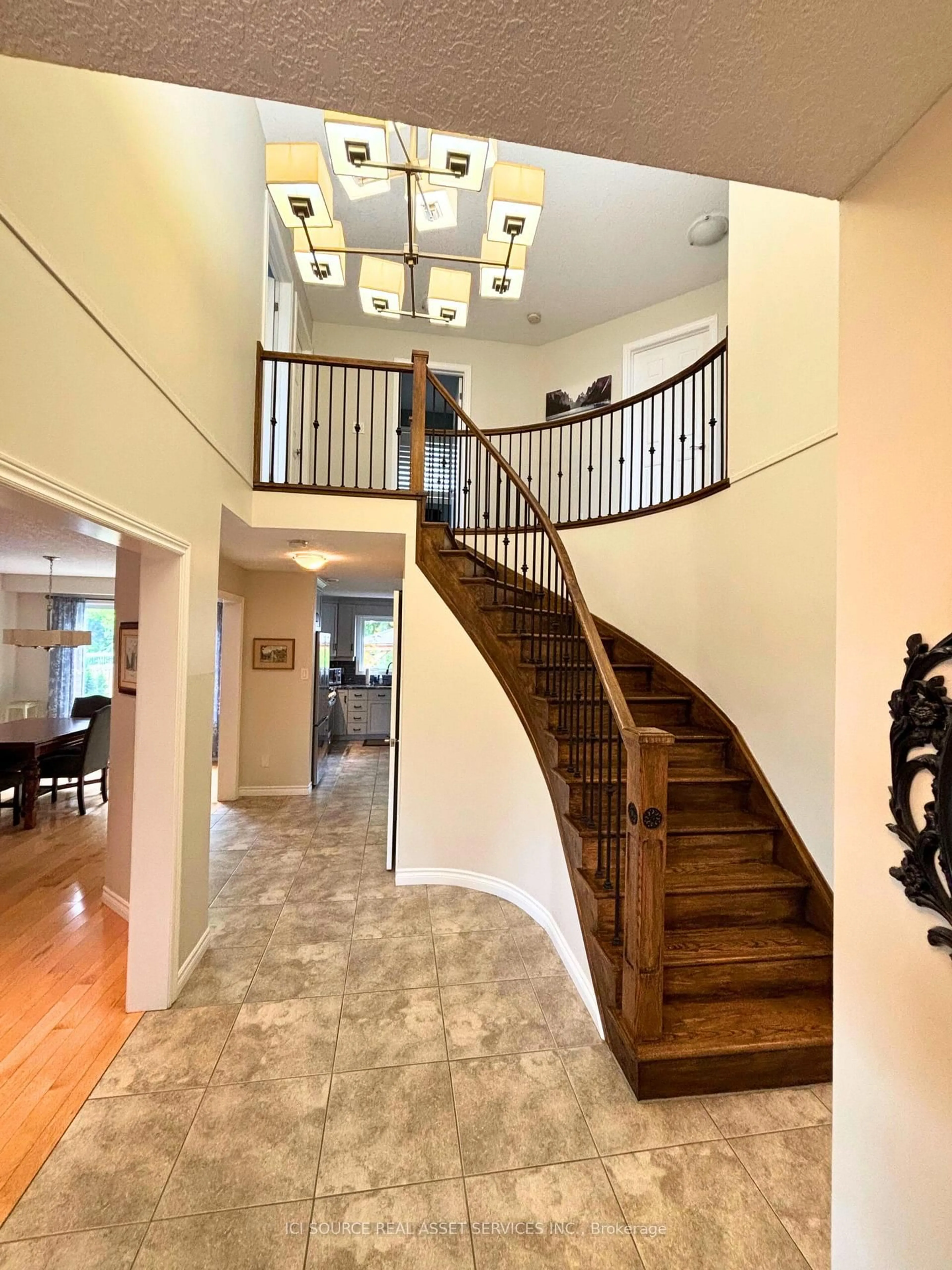 Indoor foyer for 120 Spencer Dr, Centre Wellington Ontario N0B 1S0