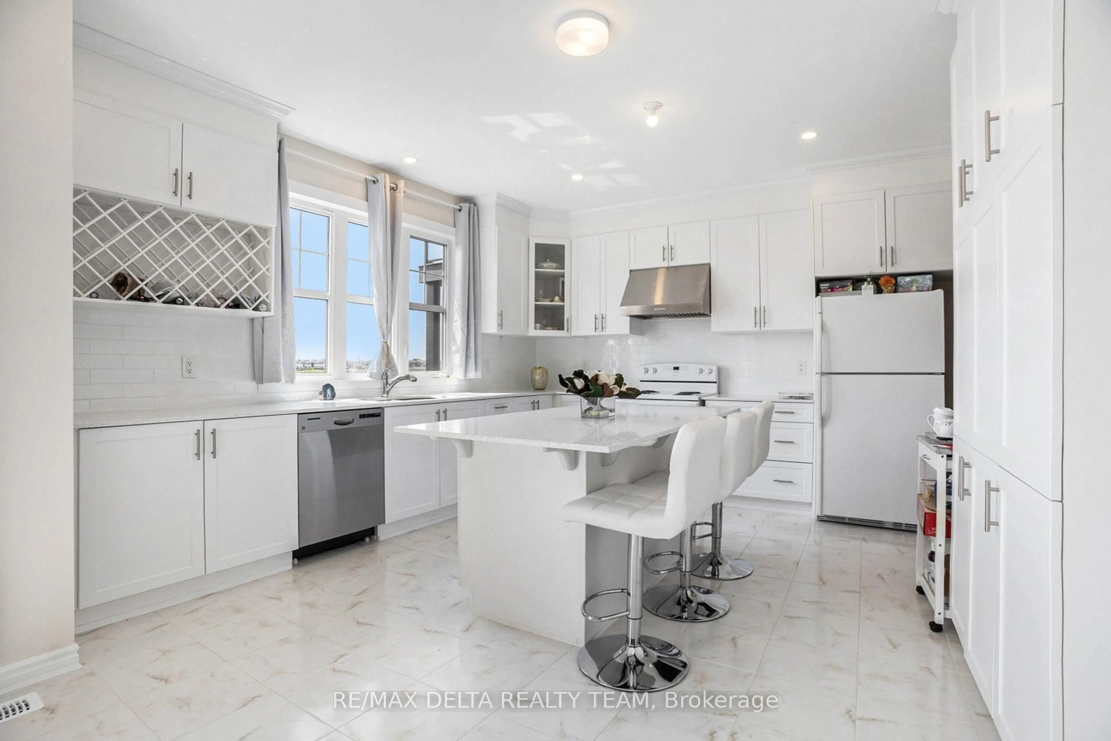 Open concept kitchen, ceramic/tile floor for 822 Henslow's Circ, Orleans Ontario K4A 5H6