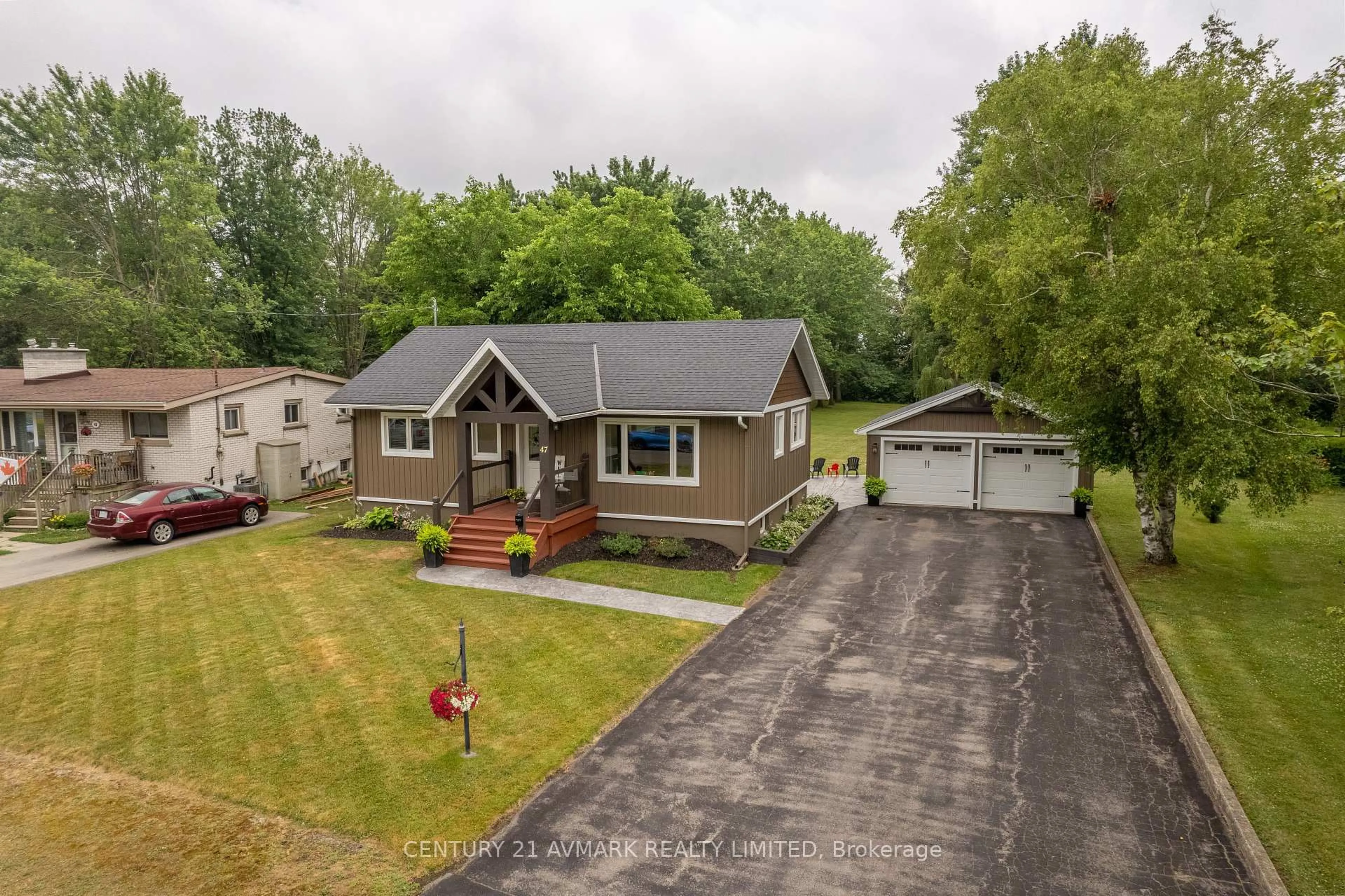A pic from outside/outdoor area/front of a property/back of a property/a pic from drone, street for 47 Coronation Dr, Port Colborne Ontario L3K 3Z5