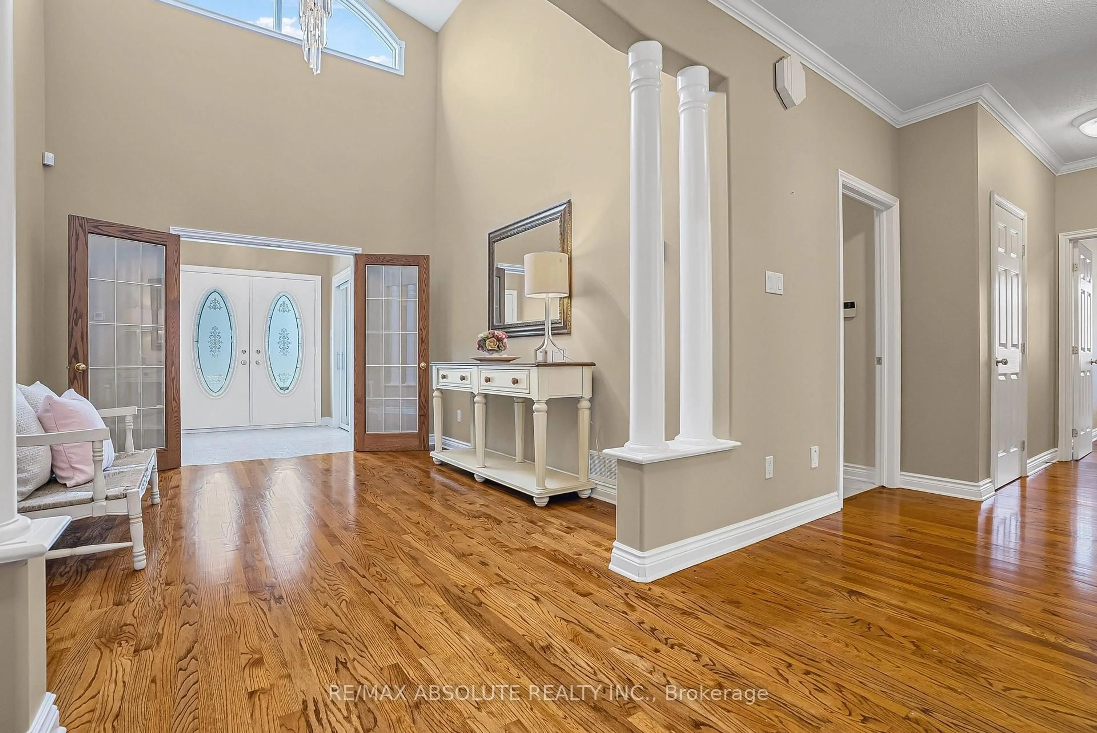 Indoor entryway for 1513 Apeldoorn Ave, Ottawa Ontario K2C 1V2