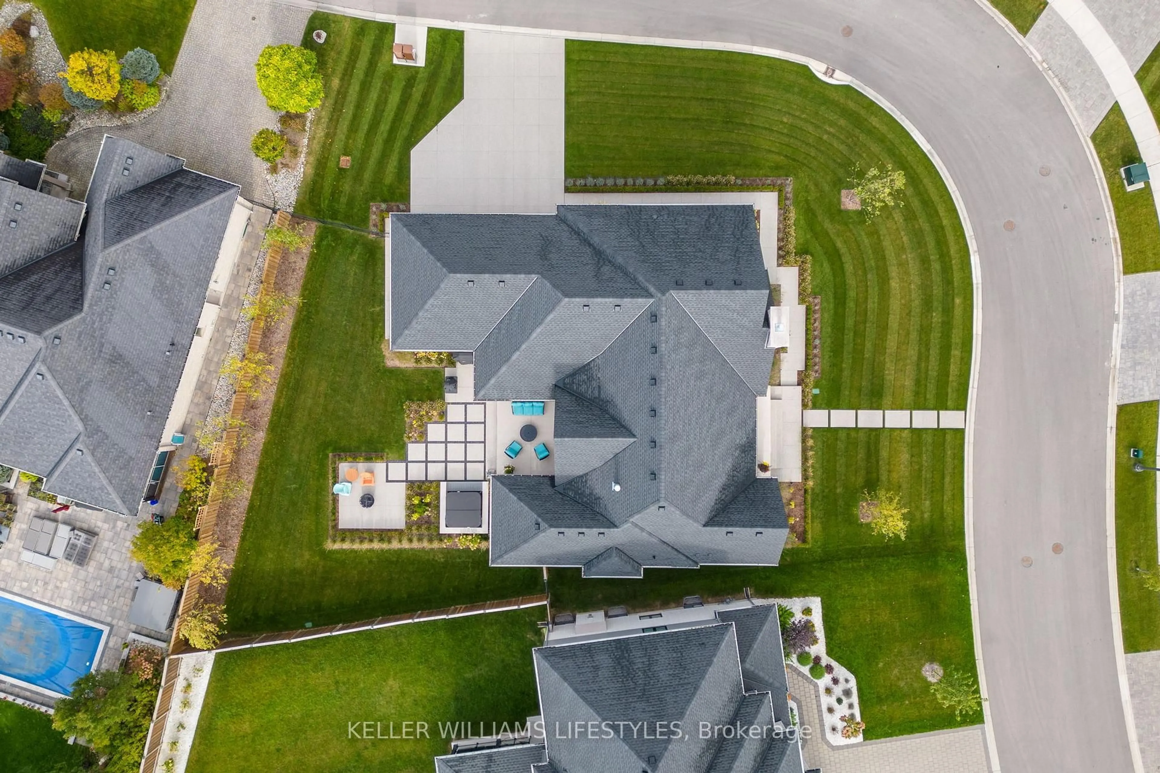 A pic from outside/outdoor area/front of a property/back of a property/a pic from drone, unknown for 490 Eagletrace Dr, London North Ontario N6G 0E5