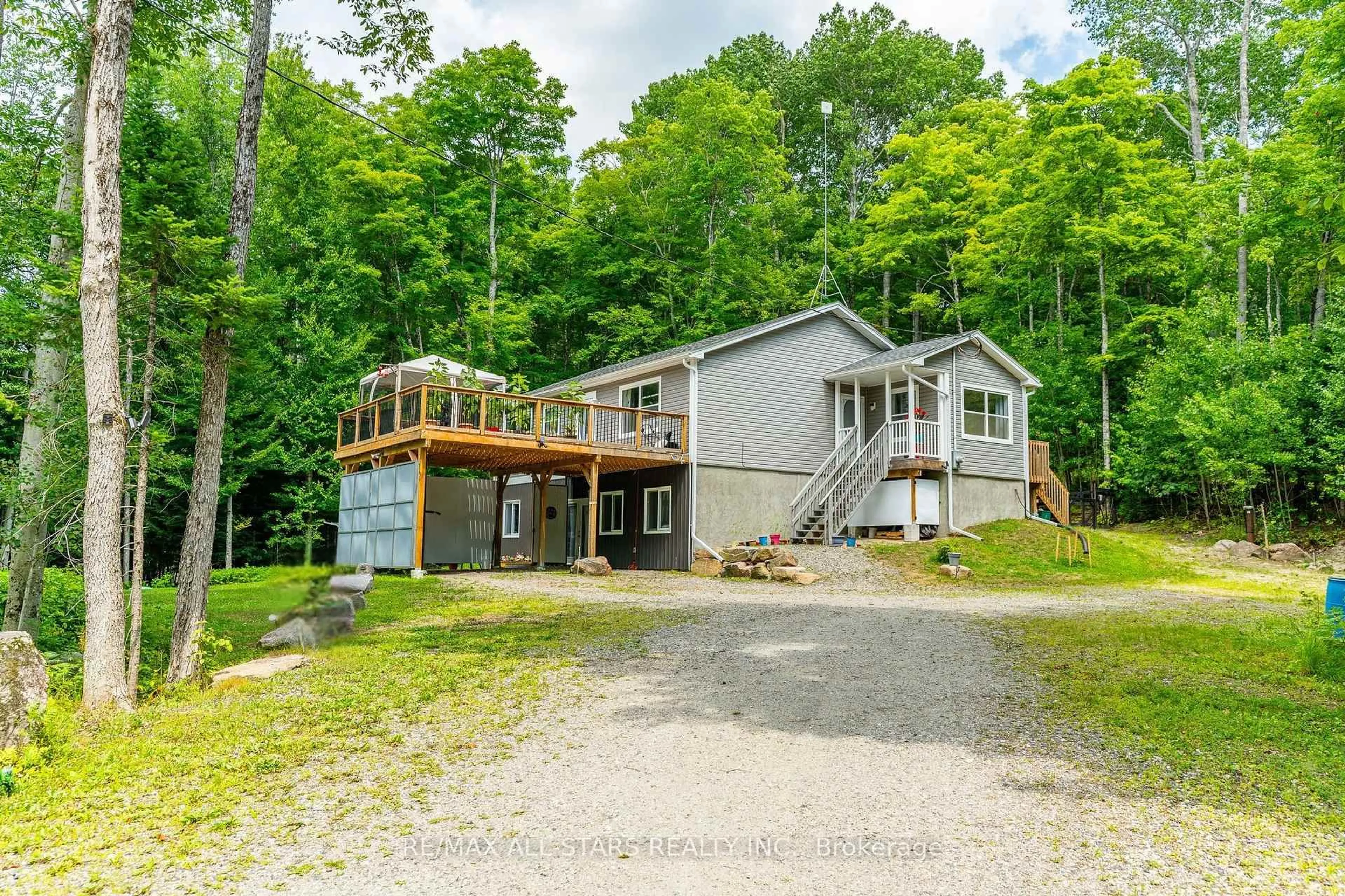 A pic from outside/outdoor area/front of a property/back of a property/a pic from drone, water/lake/river/ocean view for 1089 Tattersal Rd, Dysart et al Ontario K0M 1S0