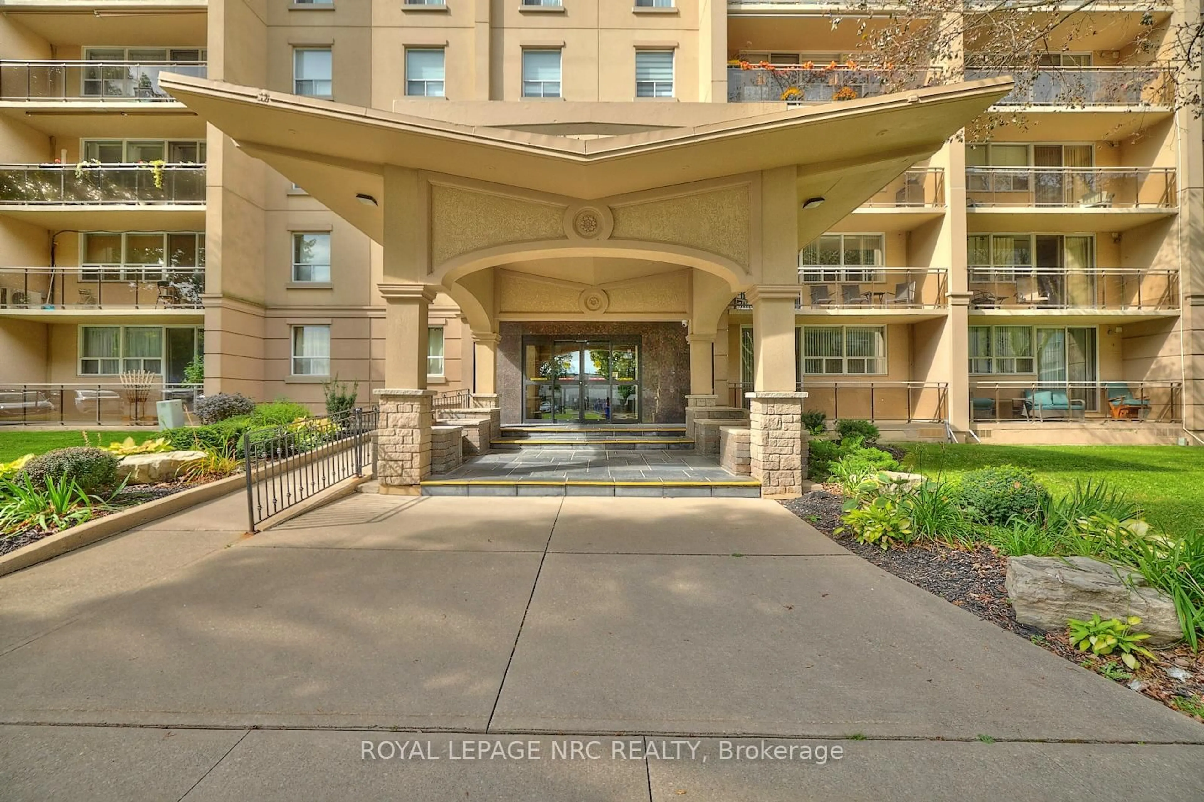 Indoor foyer for 6400 HUGGINS St #607, Niagara Falls Ontario L2H 3G5