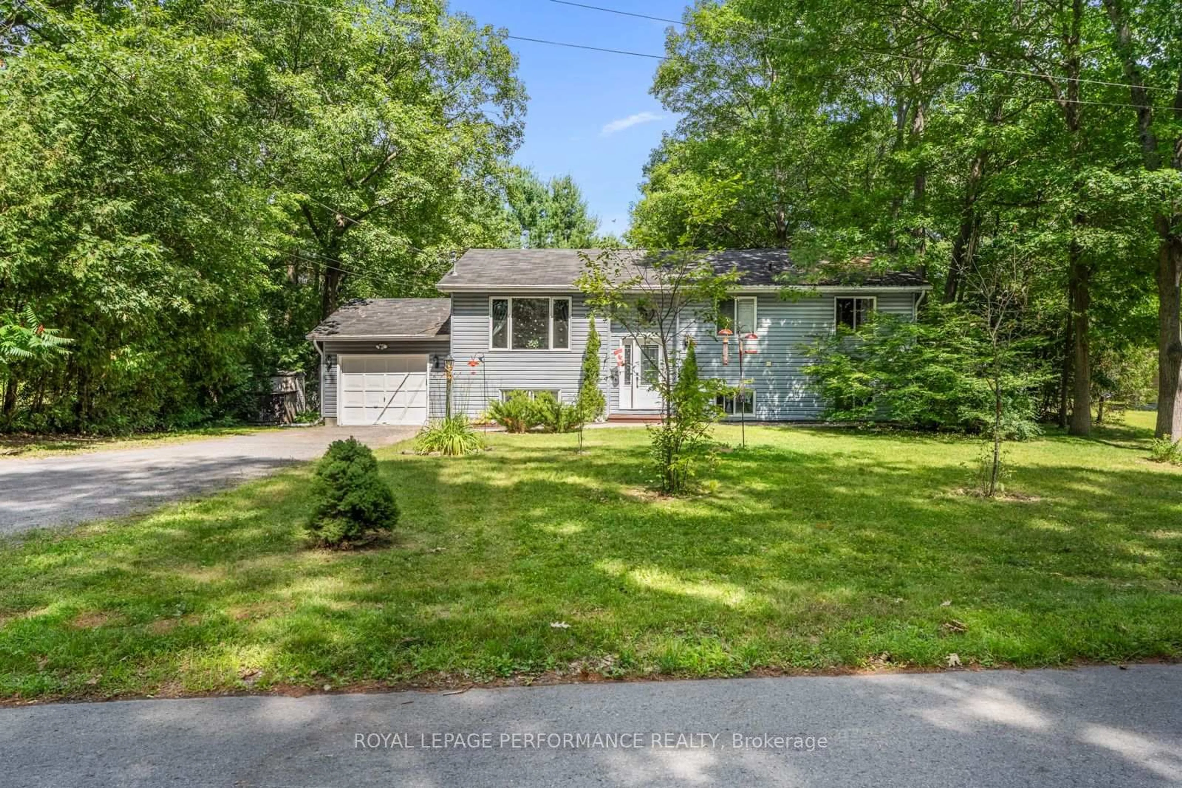 A pic from outside/outdoor area/front of a property/back of a property/a pic from drone, street for 140 Holiday Dr, Ottawa Ontario K0A 3M0
