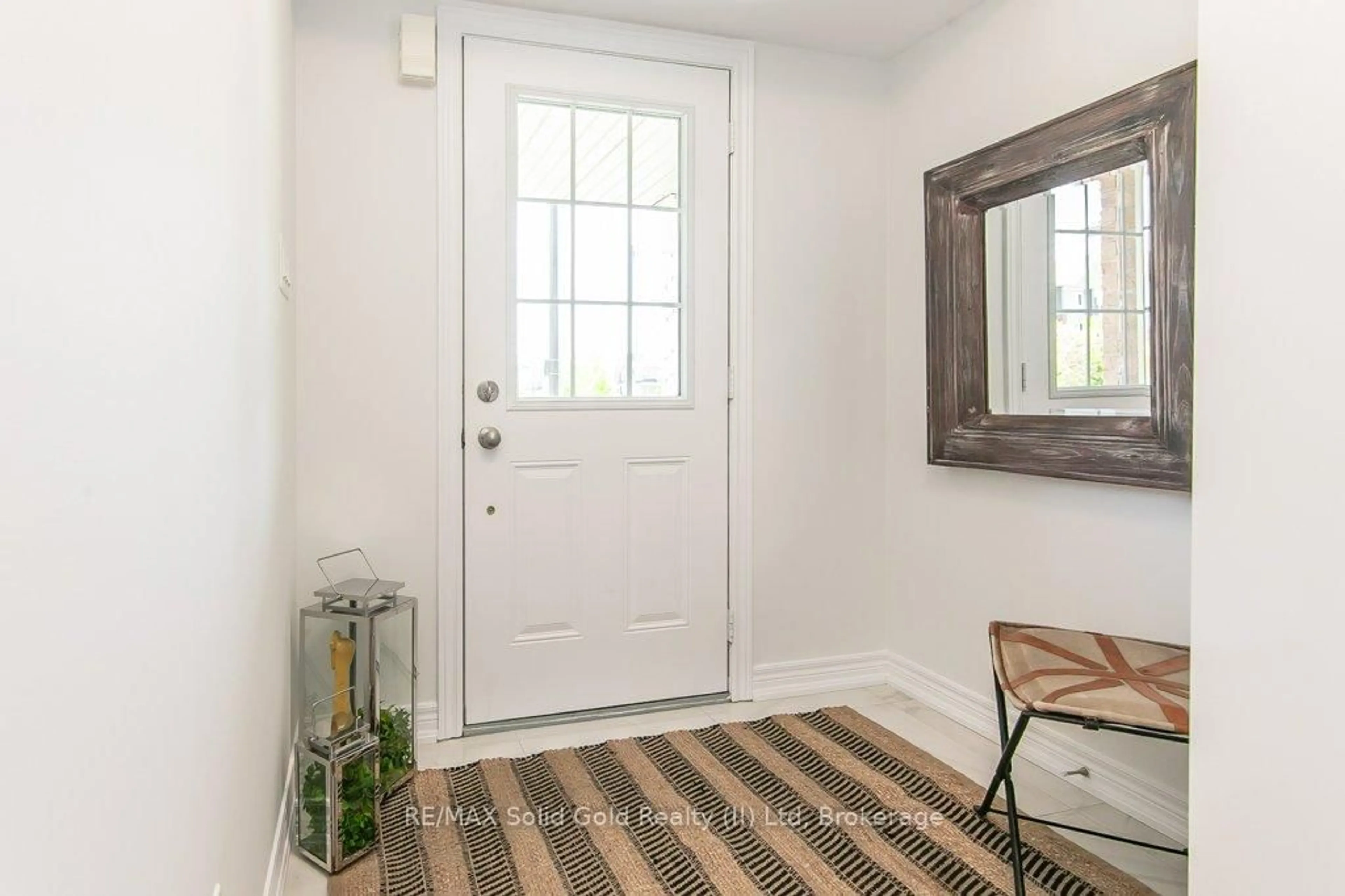 Indoor entryway for 386 Linden Dr, Cambridge Ontario N3H 0C6