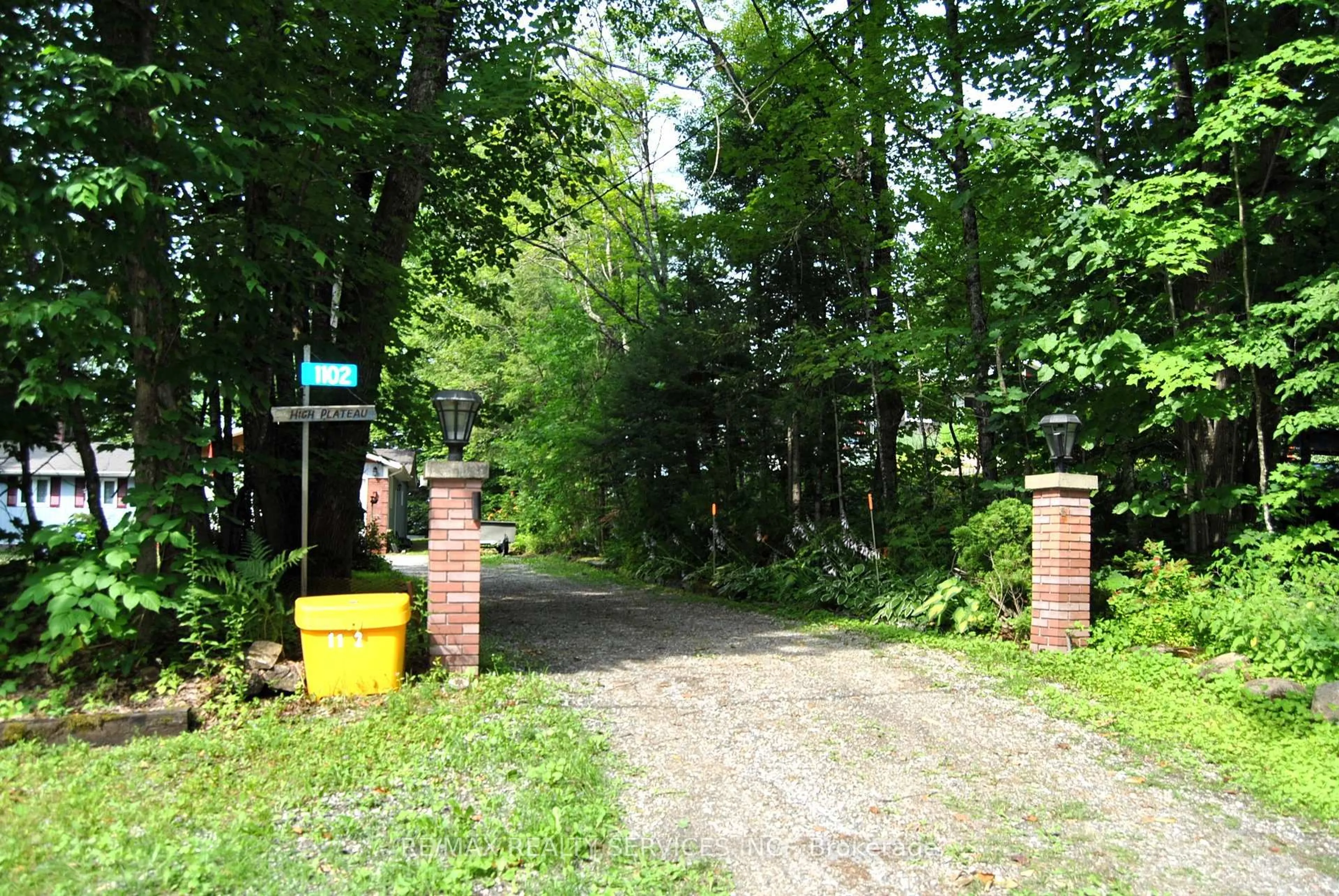Patio, forest/trees view for 1102 Lakeshore Dr, Bracebridge Ontario P1L 1X3