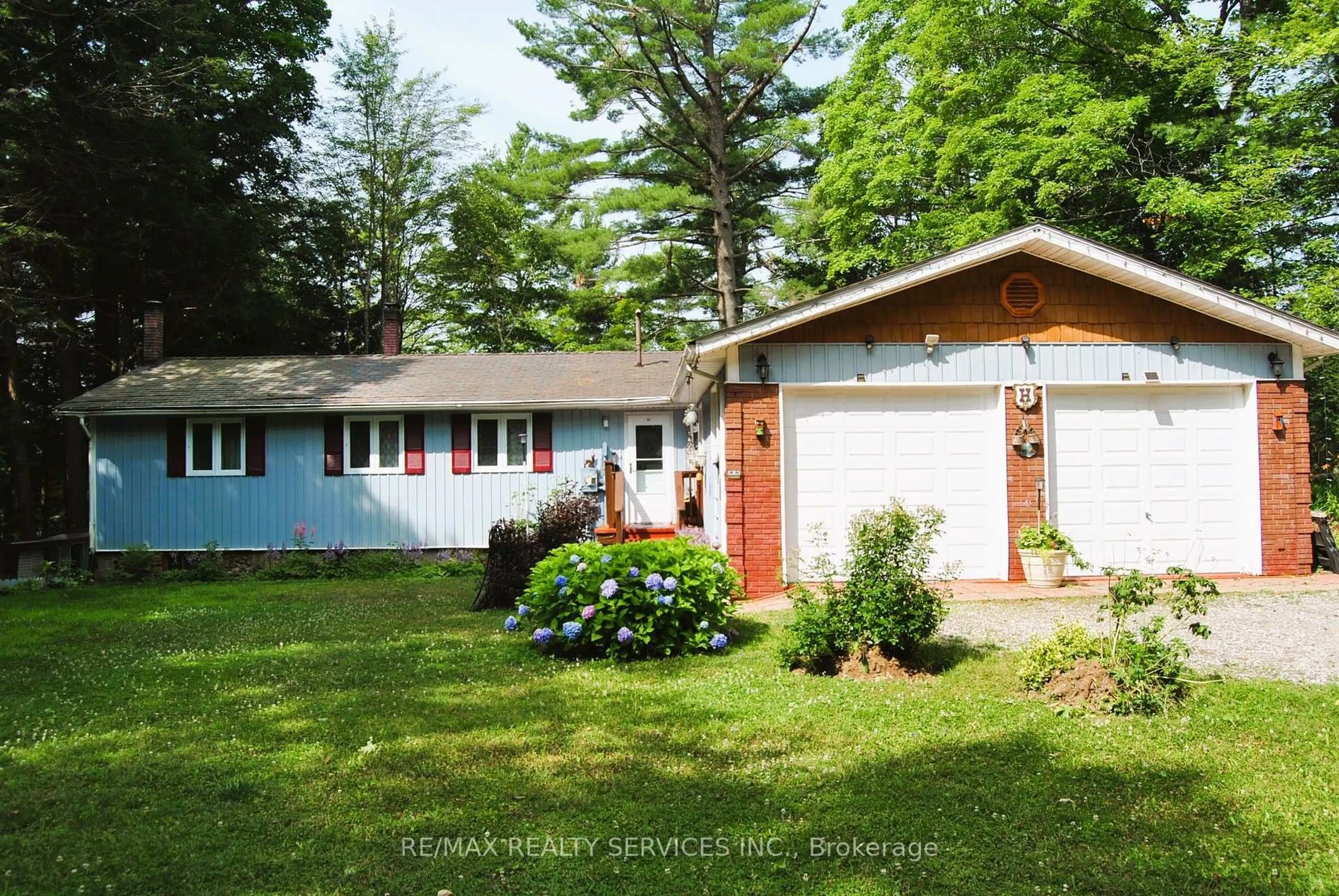 Home with vinyl exterior material, unknown for 1102 Lakeshore Dr, Bracebridge Ontario P1L 1X3