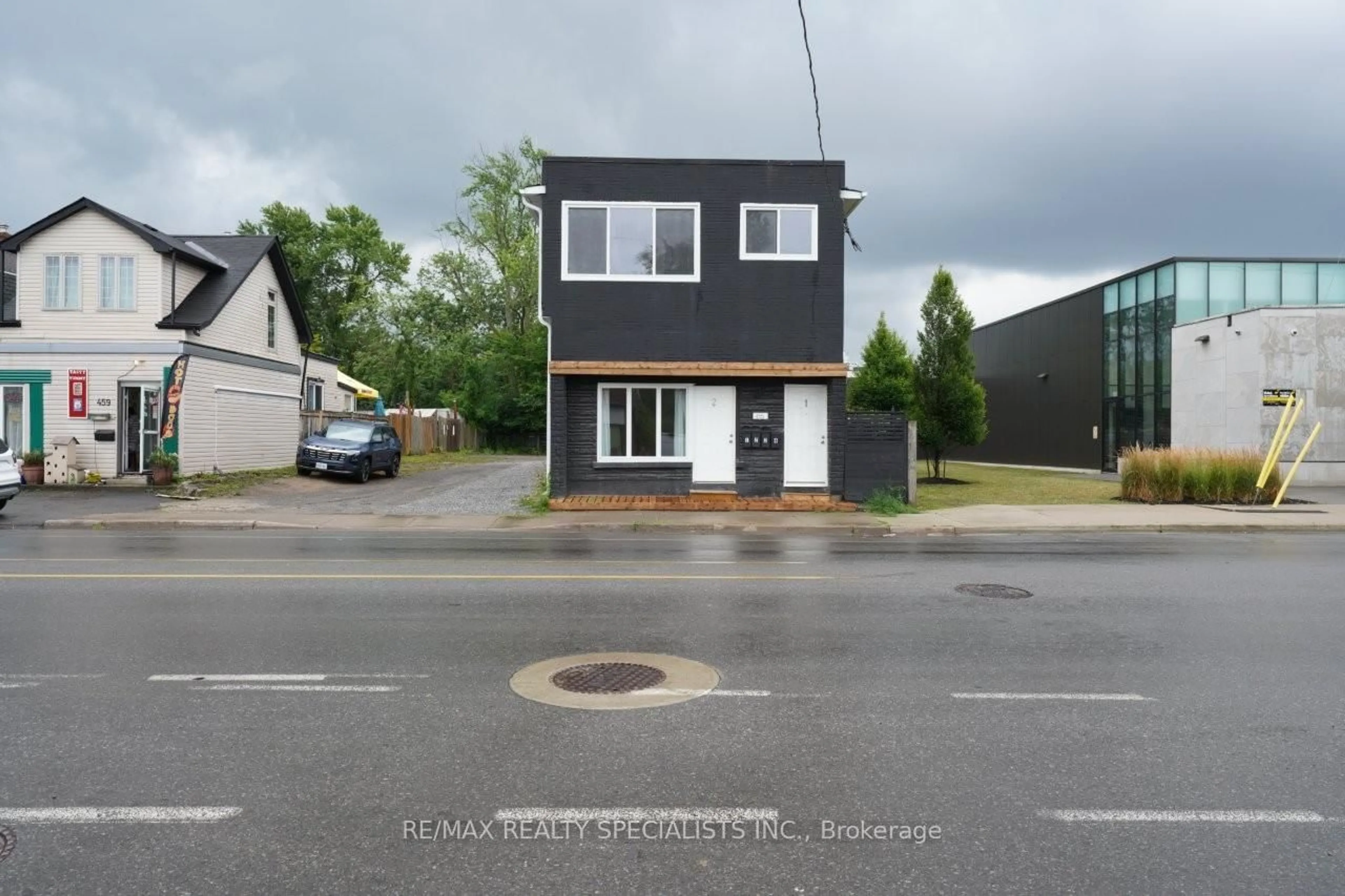 A pic from outside/outdoor area/front of a property/back of a property/a pic from drone, street for 455 East Main St, Welland Ontario L3B 3X7