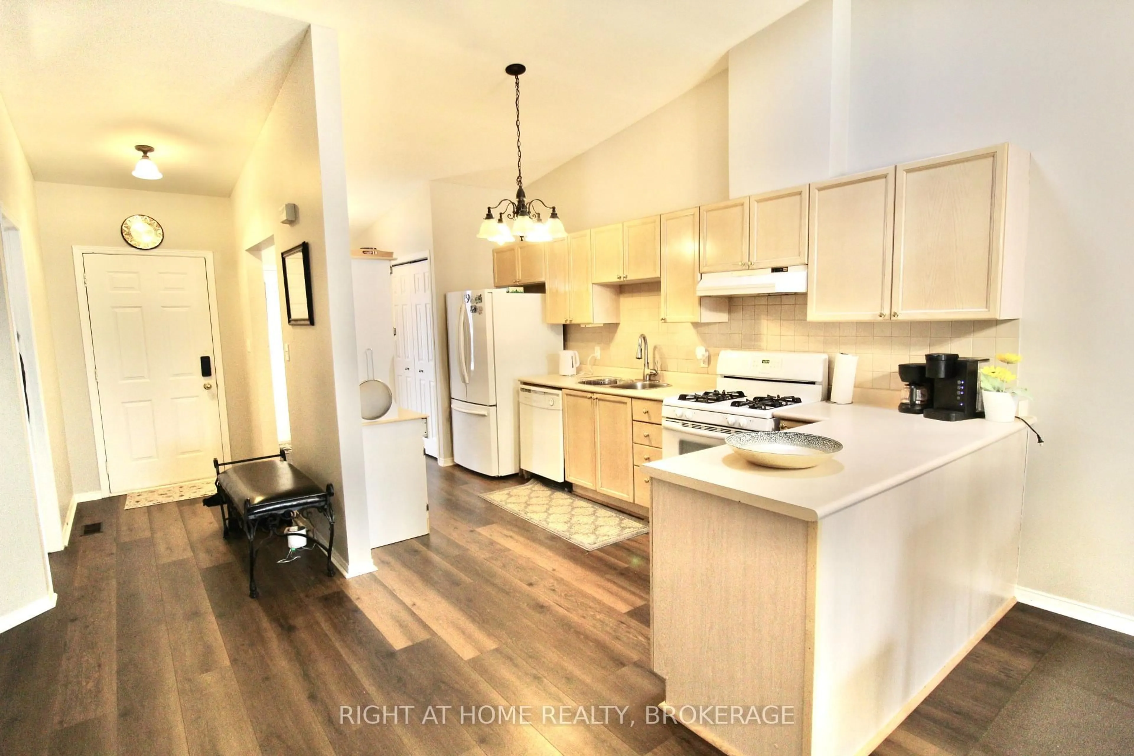 Open concept kitchen, unknown for 4451 Michael Ave, Lincoln Ontario L0R 1B5