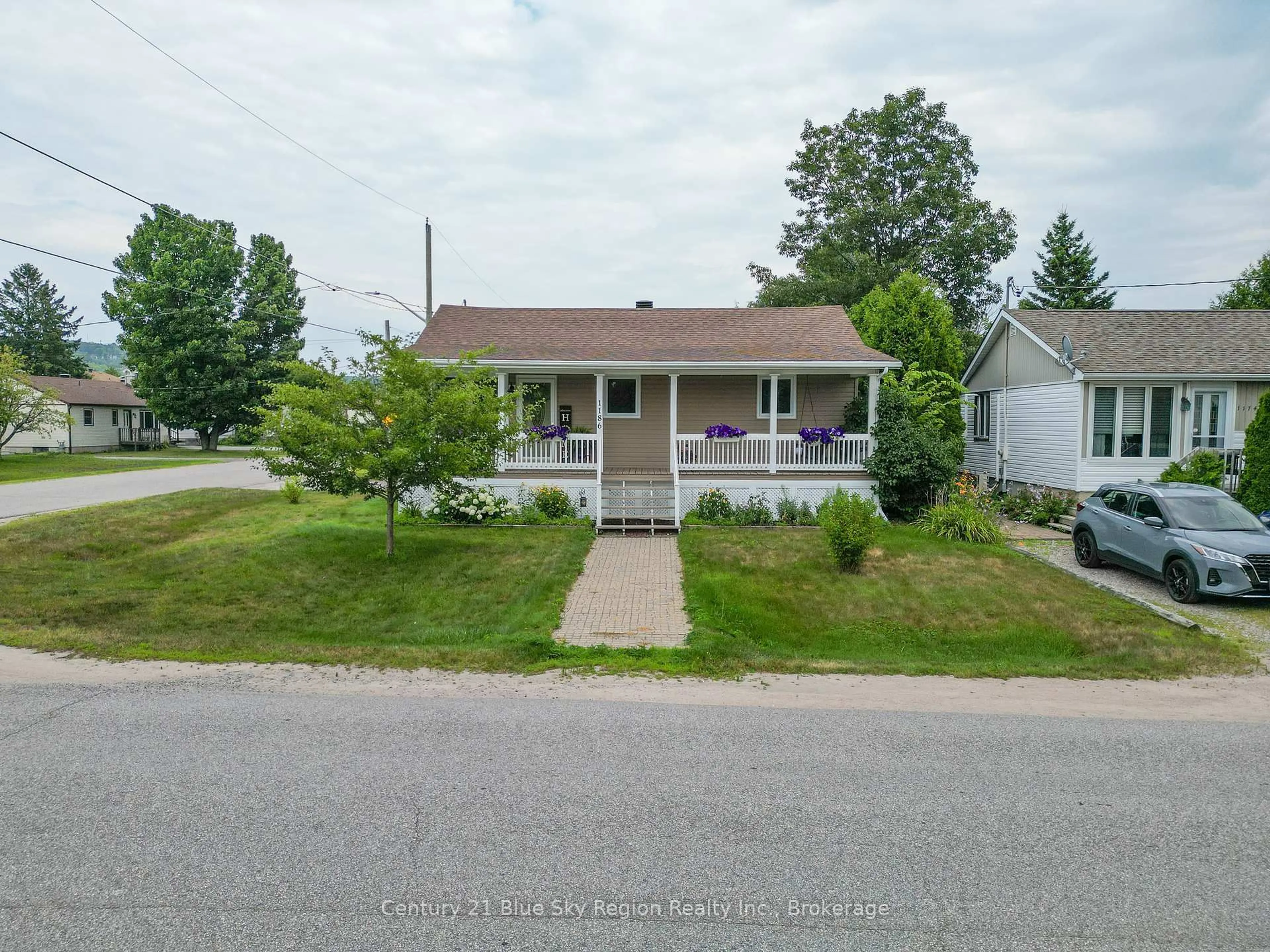 A pic from outside/outdoor area/front of a property/back of a property/a pic from drone, street for 1186 Frost St, North Bay Ontario P1B 6C9