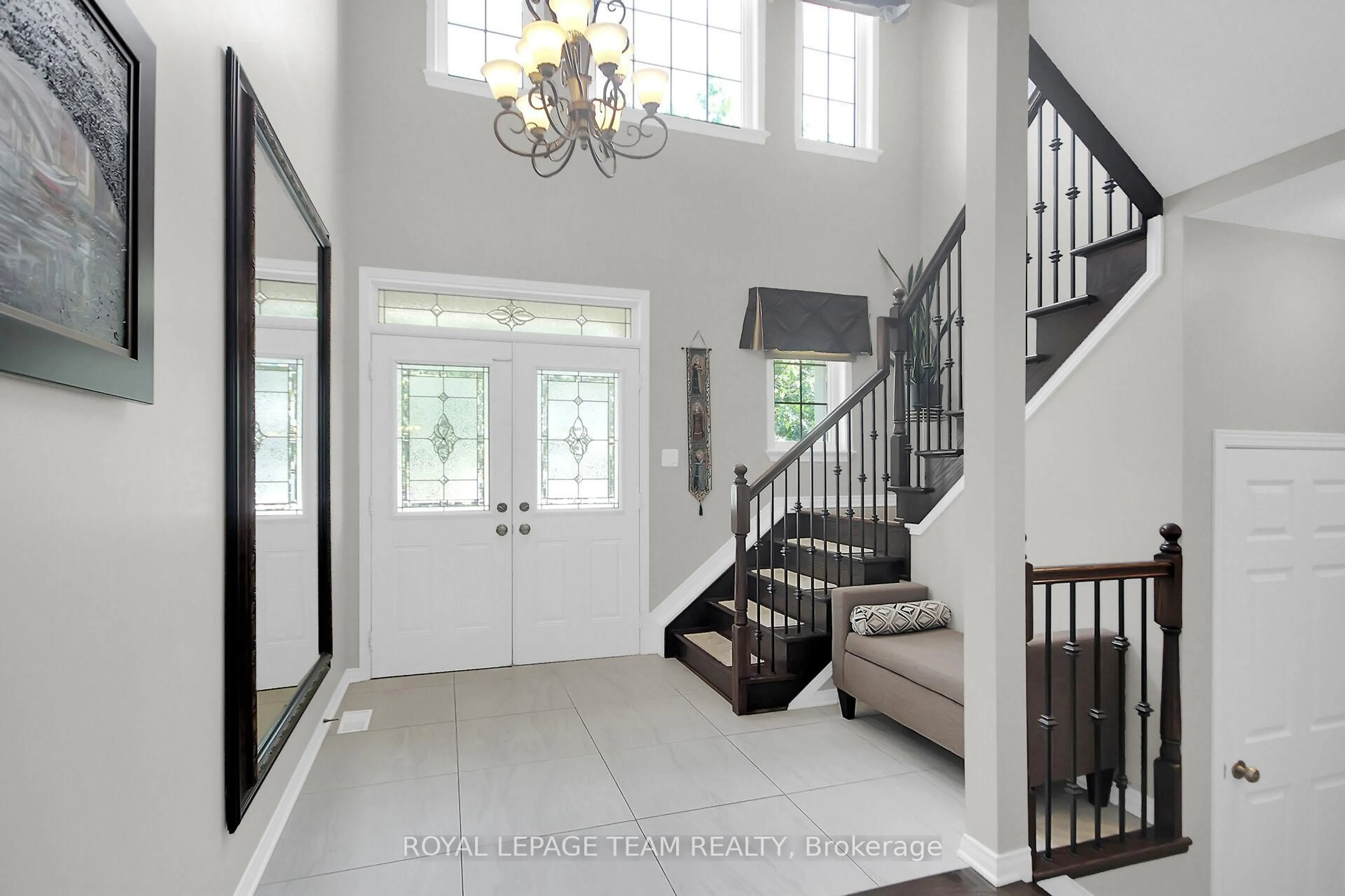 Indoor entryway for 936 Rossburn Cres, Ottawa Ontario K2J 0Y5