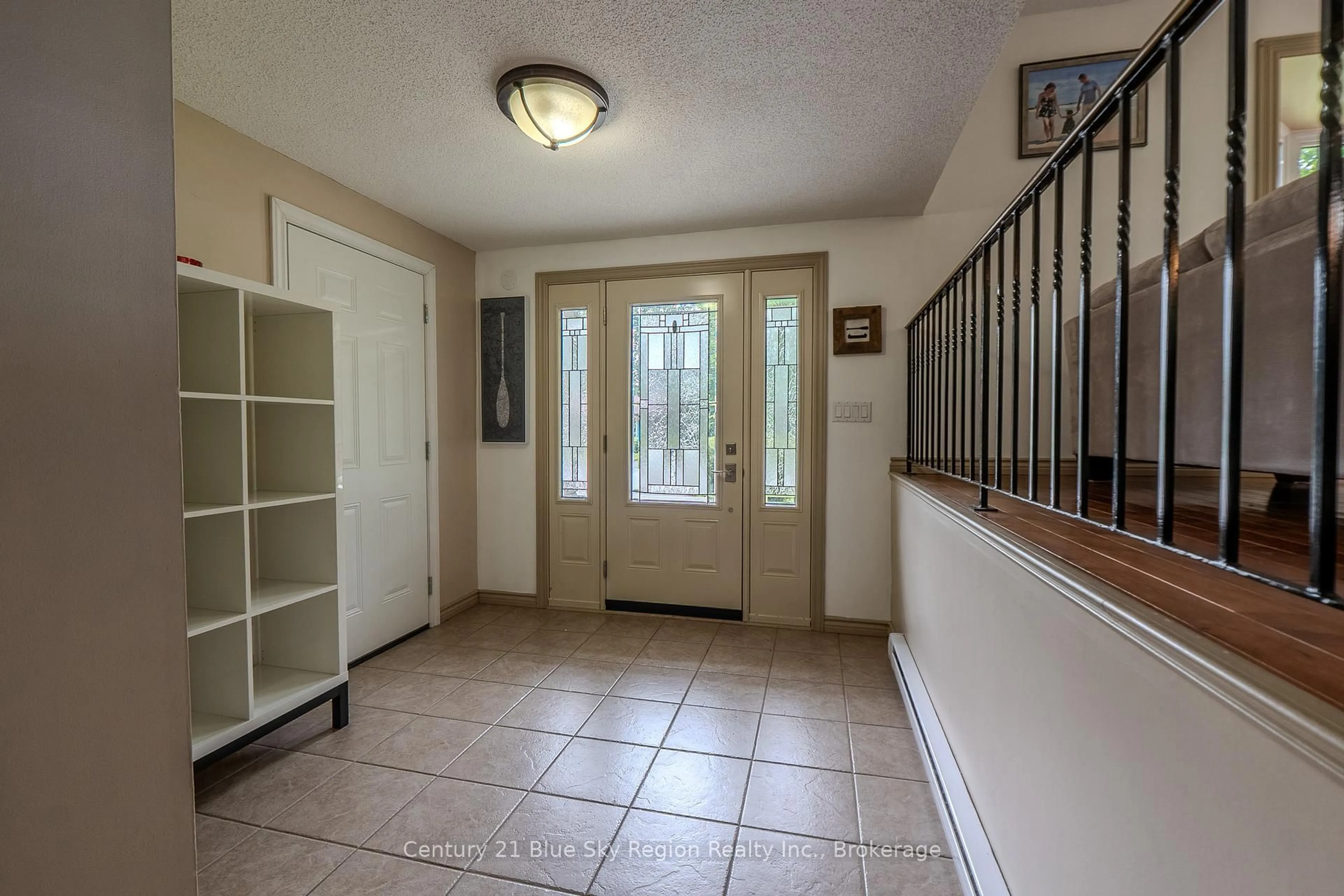 Indoor entryway for 208 Mcnaughton Ave, North Bay Ontario P1C 1G7